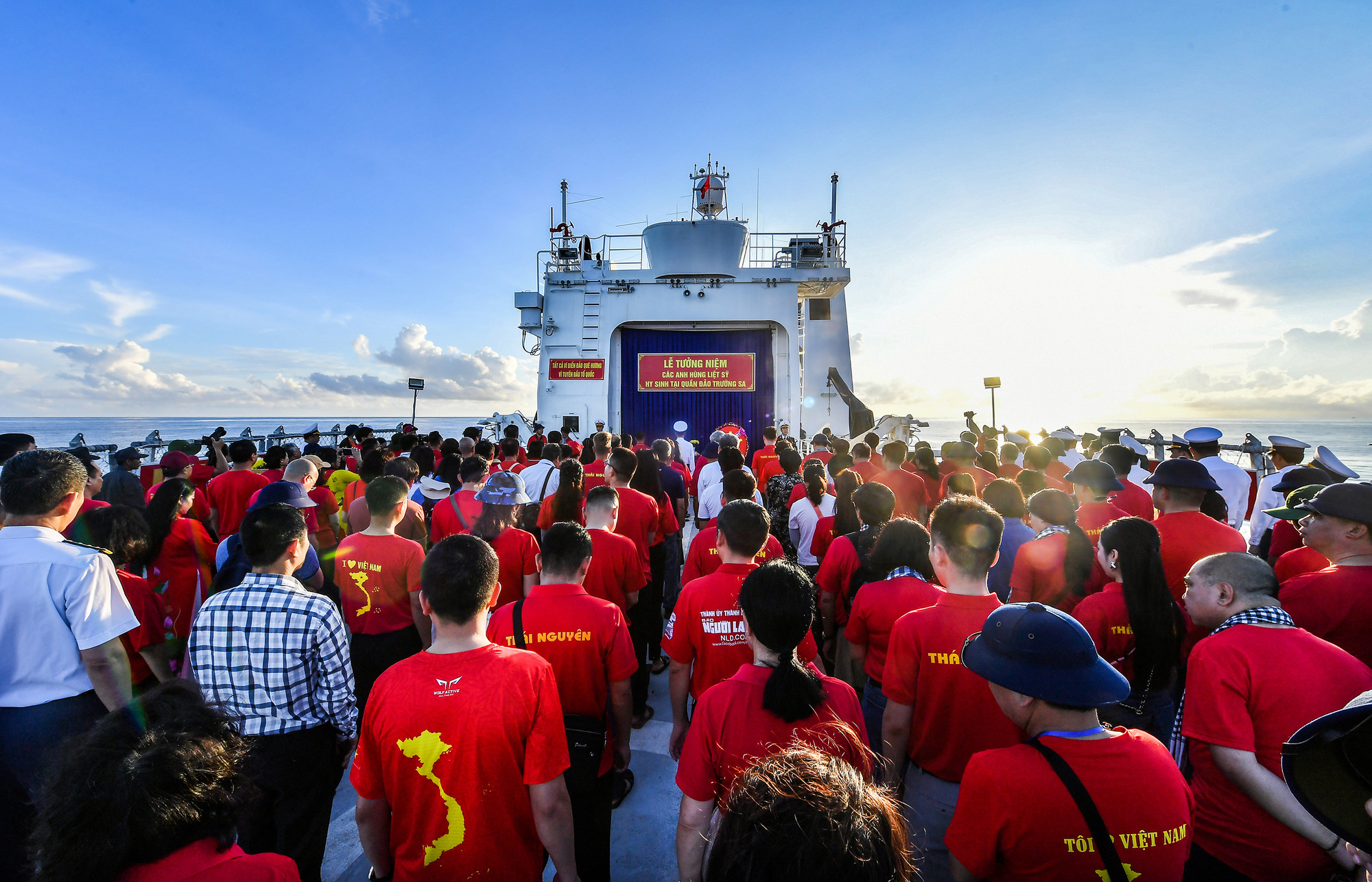 Trong không khí trang nghiêm, đoàn công tác gồm 100 lãnh đạo, phóng viên các cơ quan báo chí, hội nhà báo trong cả nước lặng người tưởng niệm 64 cán bộ chiến sĩ đã anh dũng hy sinh vì sự nghiệp bảo vệ chủ quyền biển đảo.