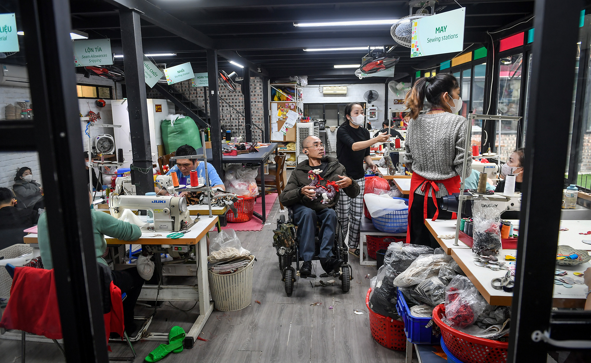 Nằm nép mình trong con phố nhỏ tại khu vực quận Hà Đông (Hà Nội), xưởng may Kymviet là nơi làm việc của cộng đồng những người khuyết tật, trong đó đa số là người khiếm thính bẩm sinh.