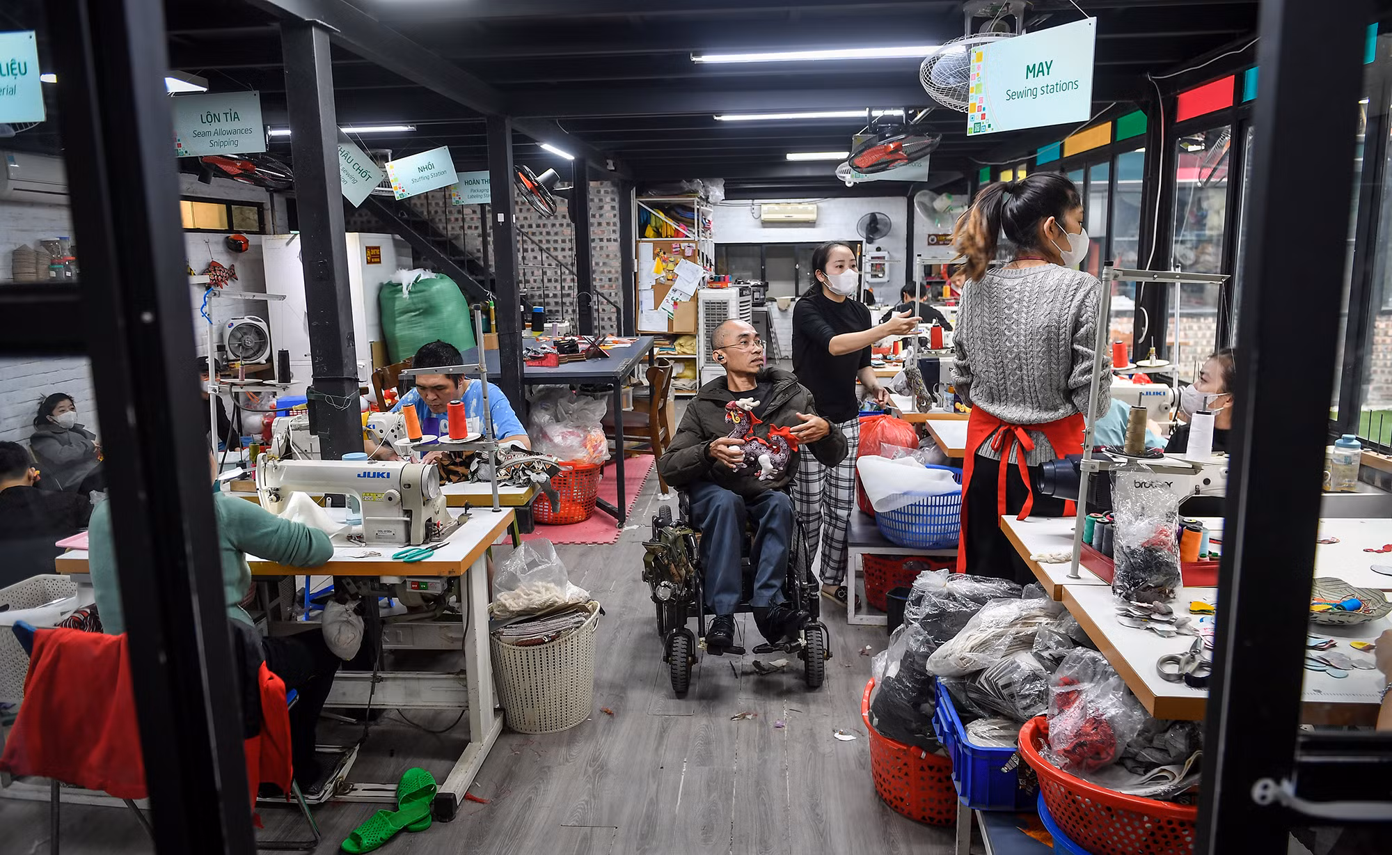 Nằm nép mình trong con phố nhỏ tại khu vực quận Hà Đông (Hà Nội), xưởng may Kymviet là nơi làm việc của cộng đồng những người khuyết tật, trong đó đa số là người khiếm thính bẩm sinh.