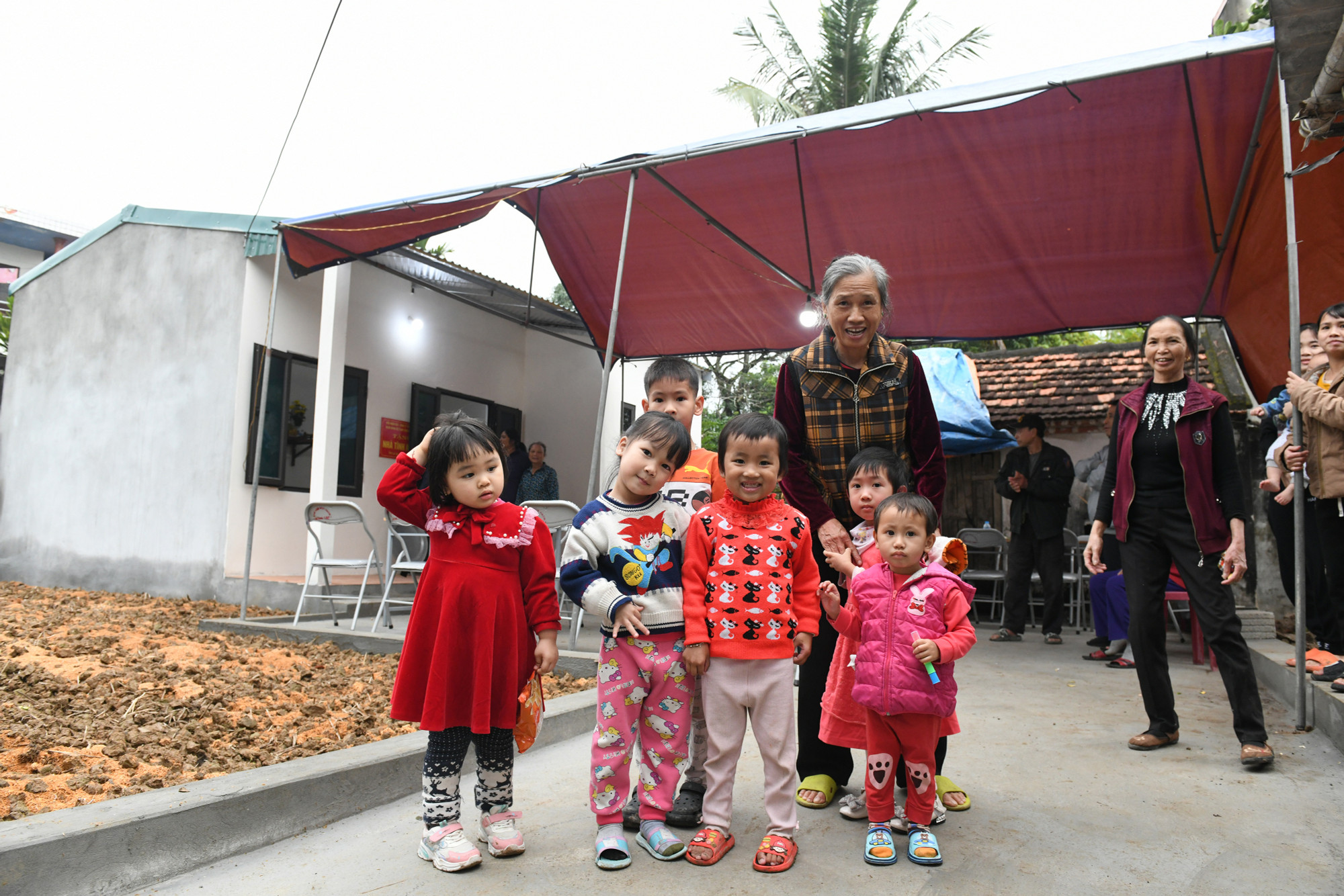 Tết này, trong ngôi nhà nhỏ khang trang, niềm vui đã đong đầy. 5 gia đình nhận hỗ trợ đợt này đều không giấu nổi niềm cảm kích và xúc động trước nghĩa cử của Báo Nhân Dân và nhà tài trợ Công ty Tài chính TNHH Ngân hàng Việt Nam Thịnh vượng SMBC.