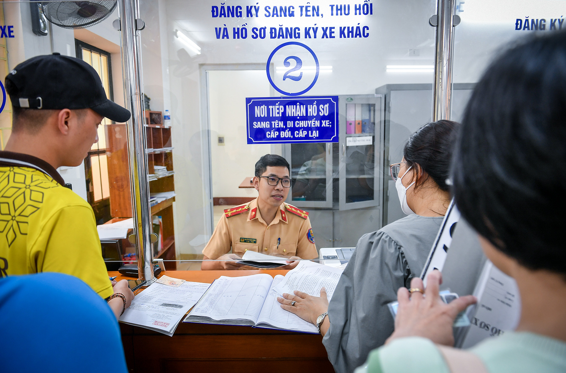 Với chủ xe là người Việt Nam, biển số được quản lý theo số định danh cá nhân. Với người nước ngoài, biển số quản lý theo số định danh của họ do hệ thống định danh và xác thực điện tử xác lập hoặc số thẻ thường trú, tạm trú... Với tổ chức, biển số được quản lý theo mã định danh của tổ chức hoặc mã số thuế, quyết định thành lập.