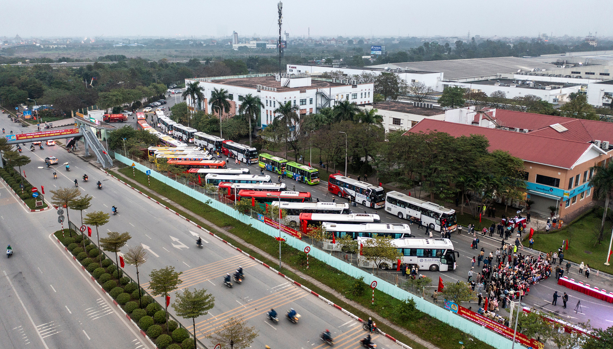 [Ảnh] 1.200 công nhân Hà Nội dậy từ 4 giờ đón chuyến xe miễn phí về quê đón Tết ảnh 11