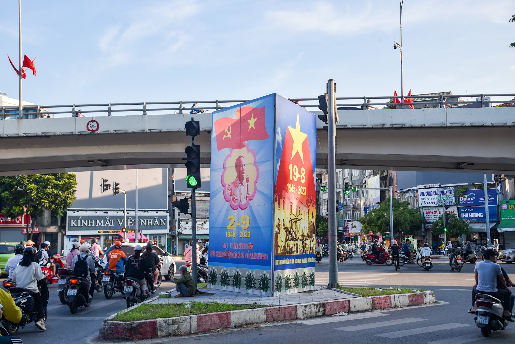 [Ảnh] Đường phố Hà Nội rực rỡ cờ hoa chào mừng ngày Quốc Khánh Việt Nam 2/9 ảnh 11