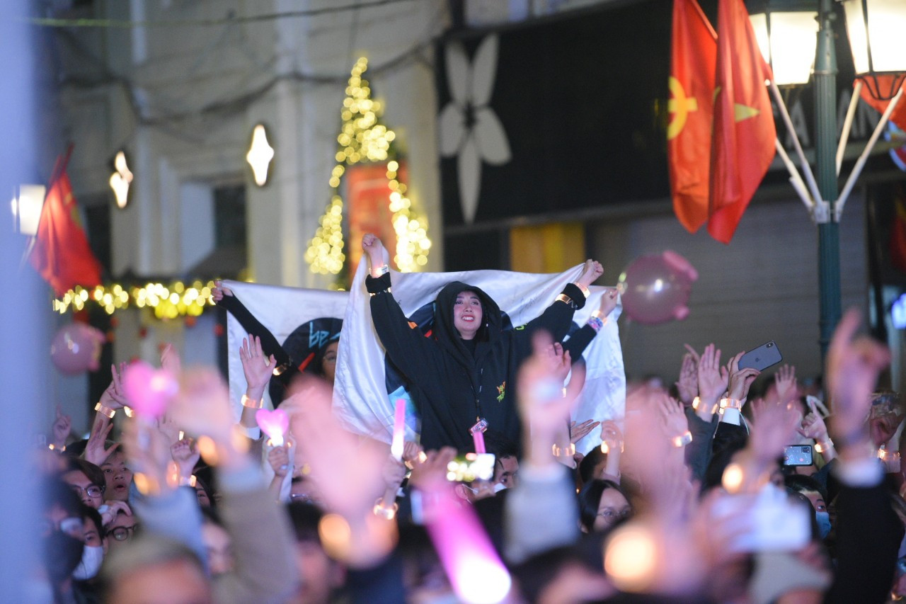 Các bạn trẻ hoà mình cùng không khí sôi động tại đây. (Ảnh: THÀNH ĐẠT)