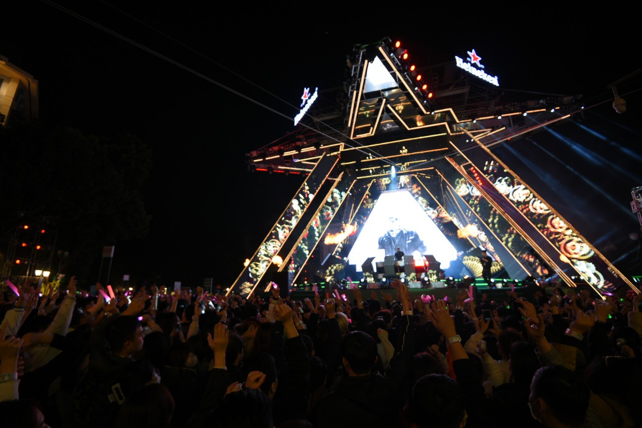 Không khí sôi động tại Quảng trường Cách mạng tháng Tám lúc 22 giờ. (Ảnh: THÀNH ĐẠT)