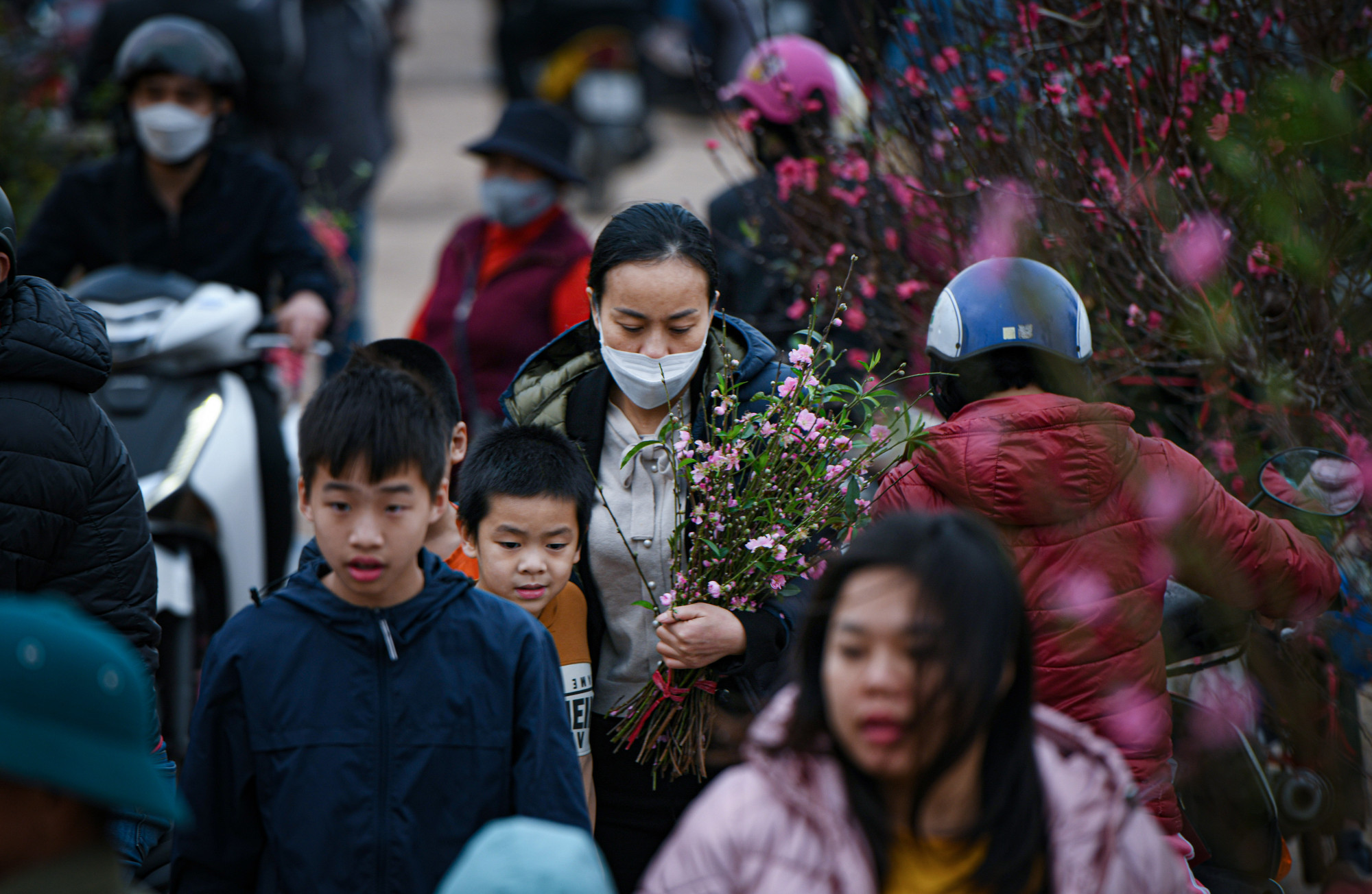Một số gia đình chọn phương án để xe lại từ xa đi bộ vào mua đào.