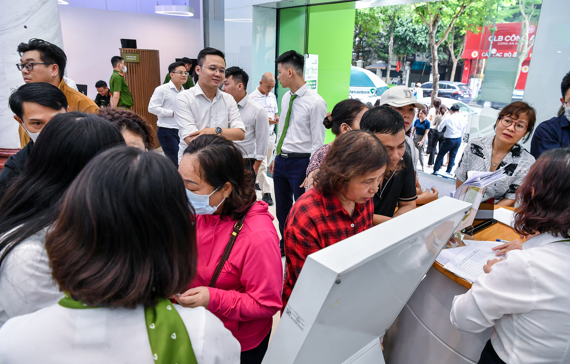 Đến khoảng 15 giờ cùng ngày, lượng khách đến mua vàng ngày một đông hơn.