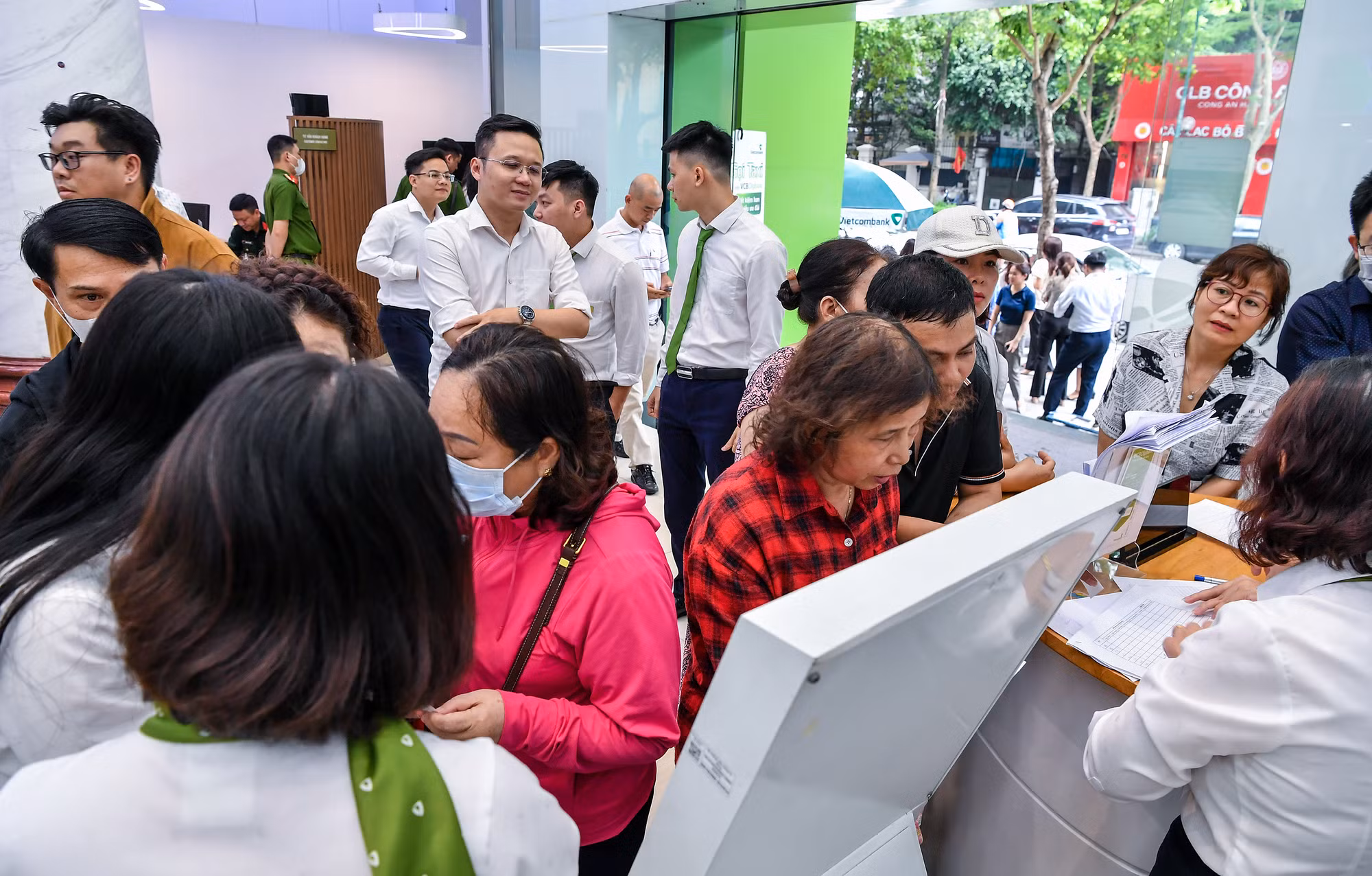 Đến khoảng 15 giờ cùng ngày, lượng khách đến mua vàng ngày một đông hơn.