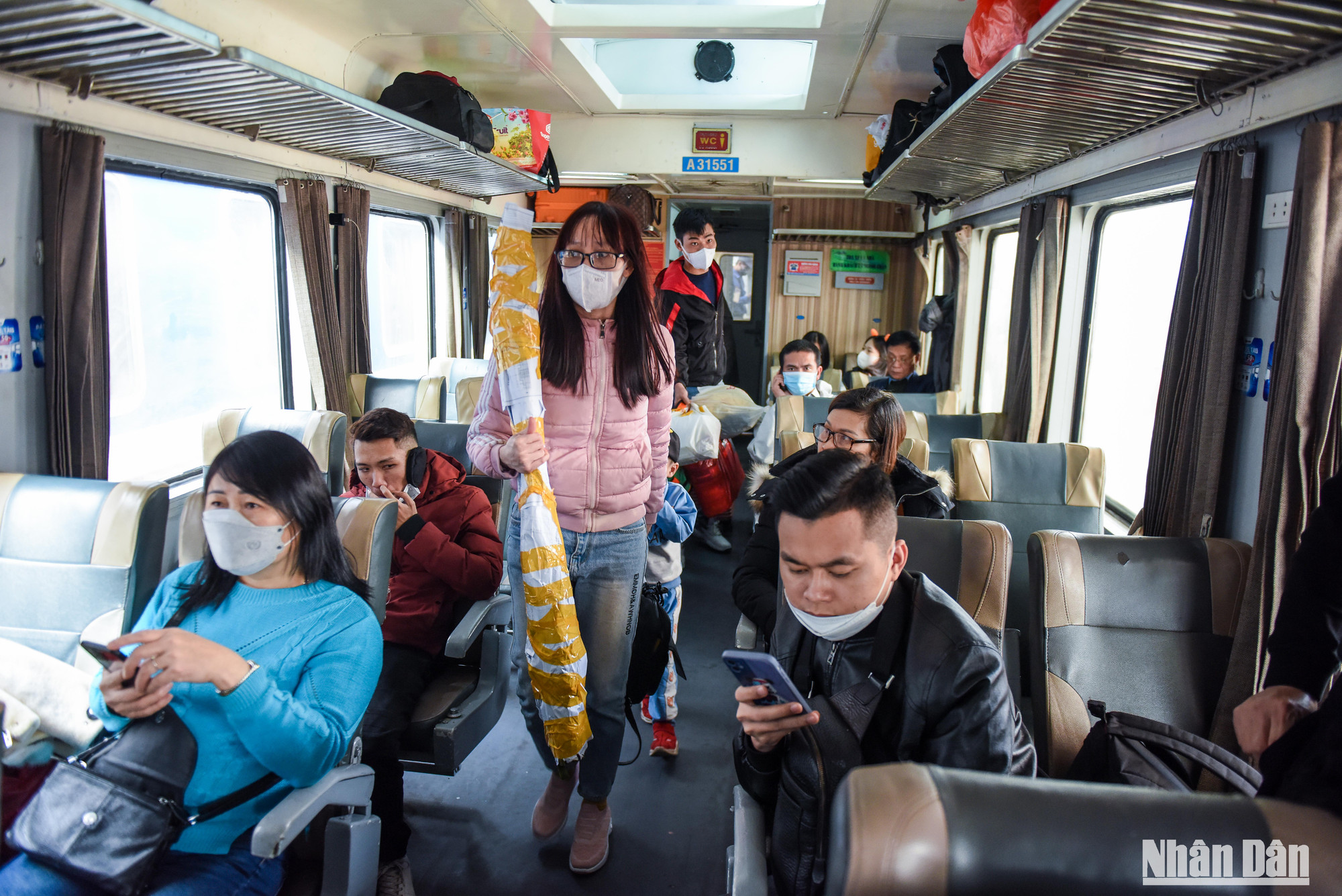 Những cành đào Bắc được gói gém cẩn thận lên tàu về quê đón Tết.