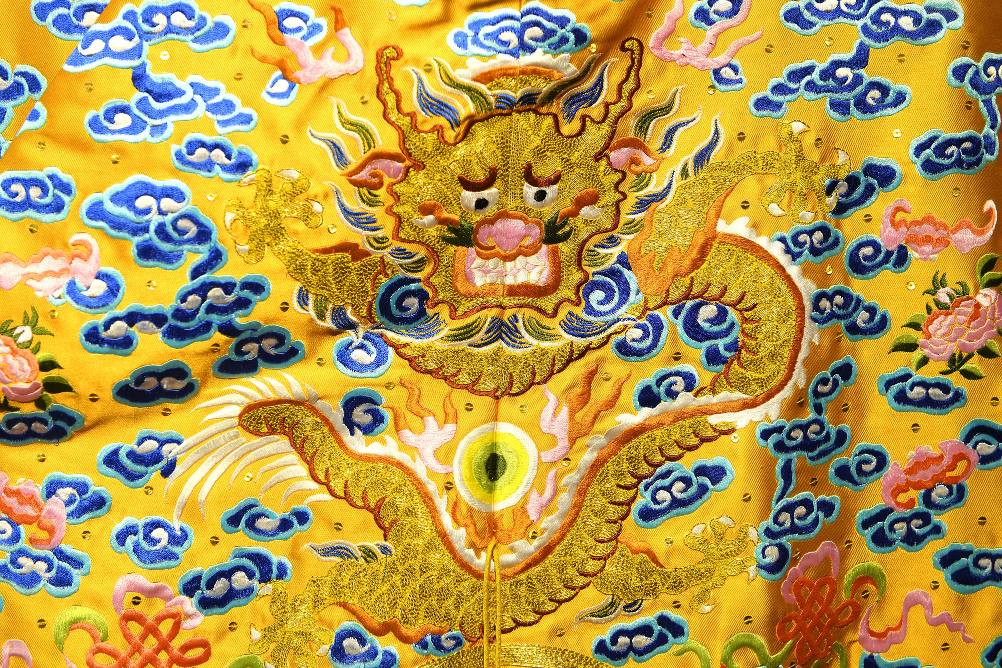 Chi tiết rồng được tái hiện một cách sống động, có hồn trên mẫu long bào.