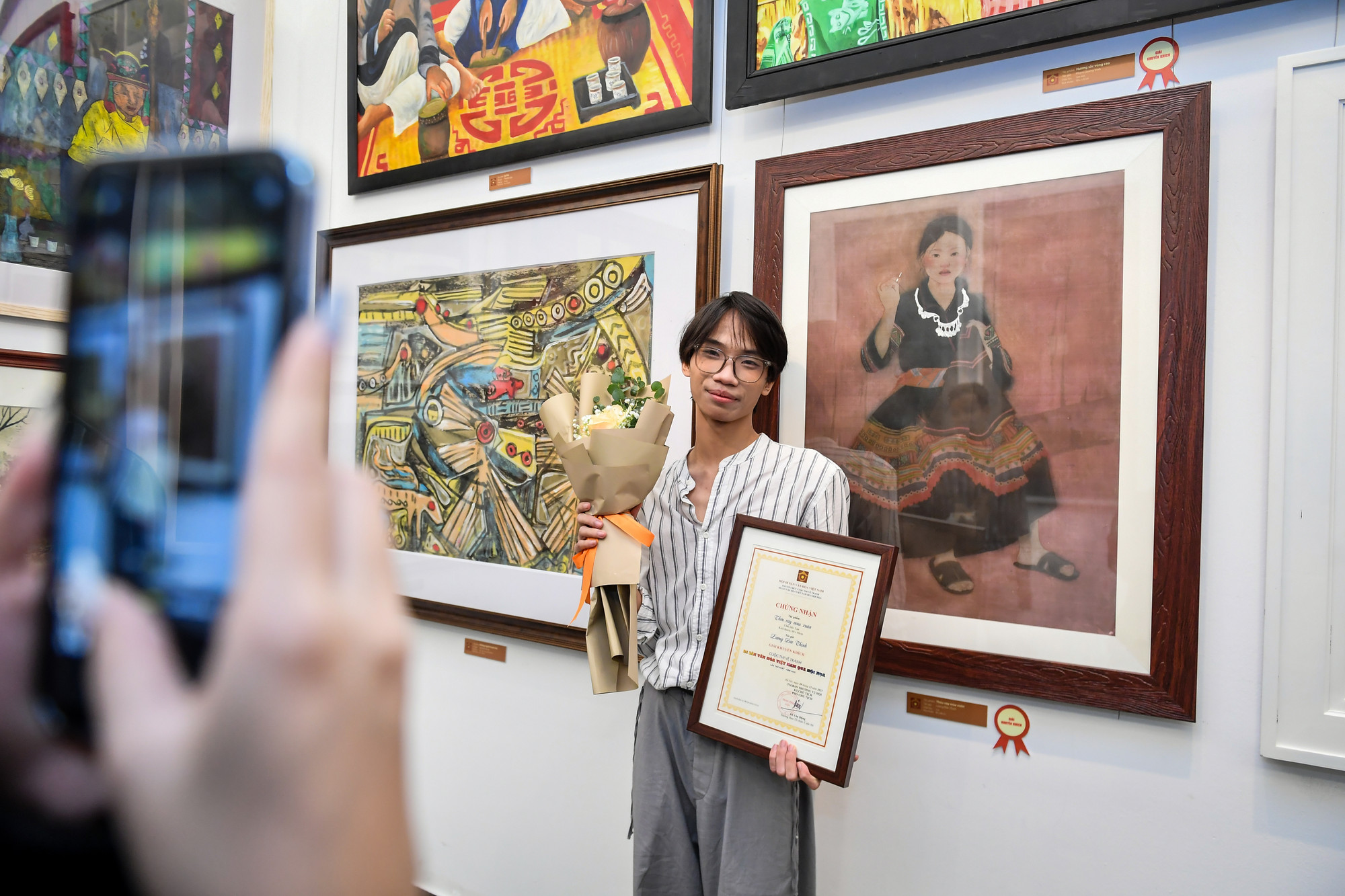 Có những tác giả còn rất trẻ. Trong ảnh: Tác giả Dương Đức Thịnh, sinh năm 2004 với tác phẩm đoạt giải Khuyến khích.