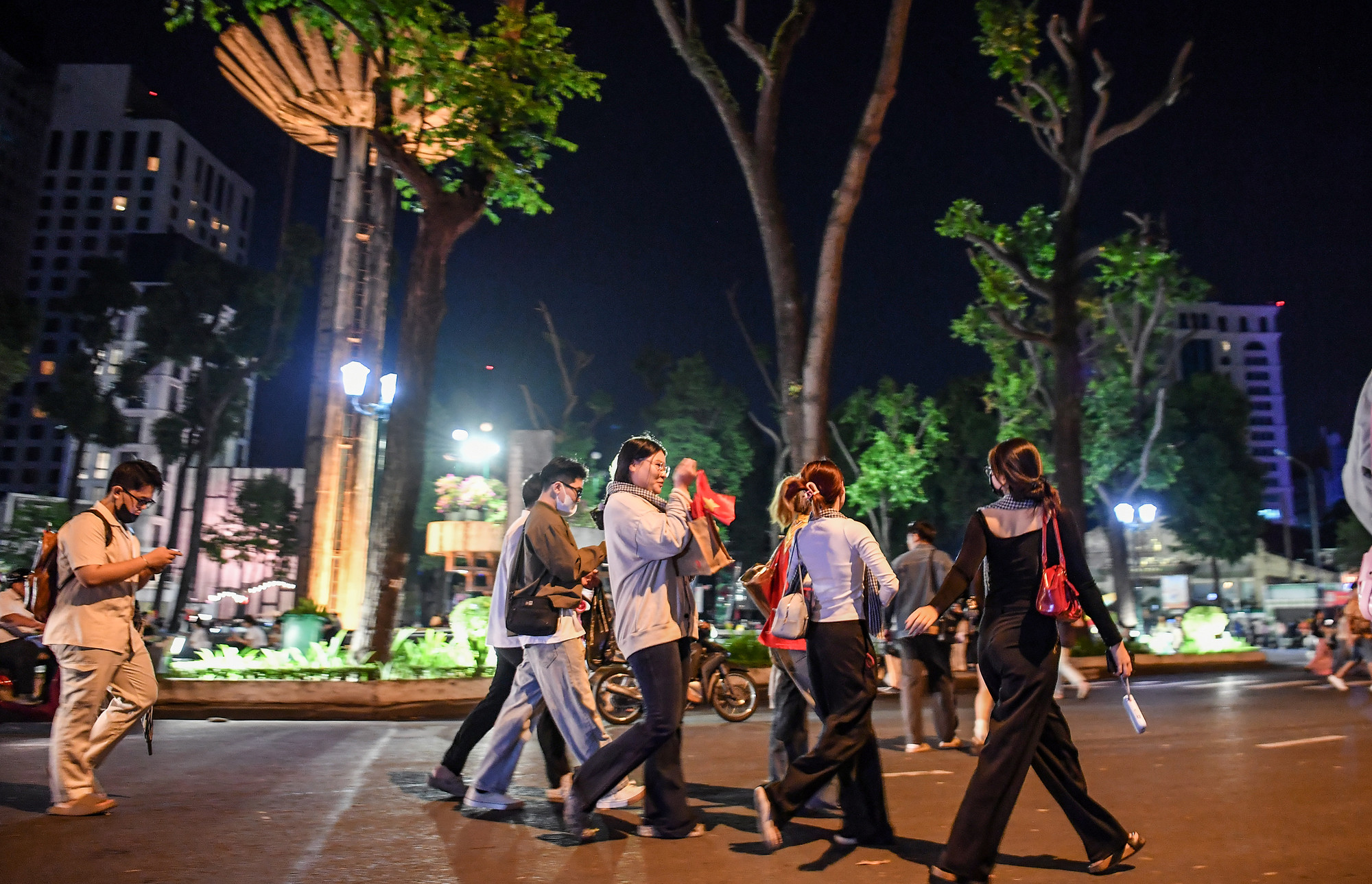 0h ngày 27/4, trên vỉa hè các tuyến đường Lê Duẩn, Đinh Tiên Hoàng, Phạm Ngọc Thạch, Pasteur... chật kín người dân. Nhiều người đến từ tối 26/4, chọn vị trí đẹp, chờ đến sáng mai xem tổng duyệt diễu binh, diễu hành.