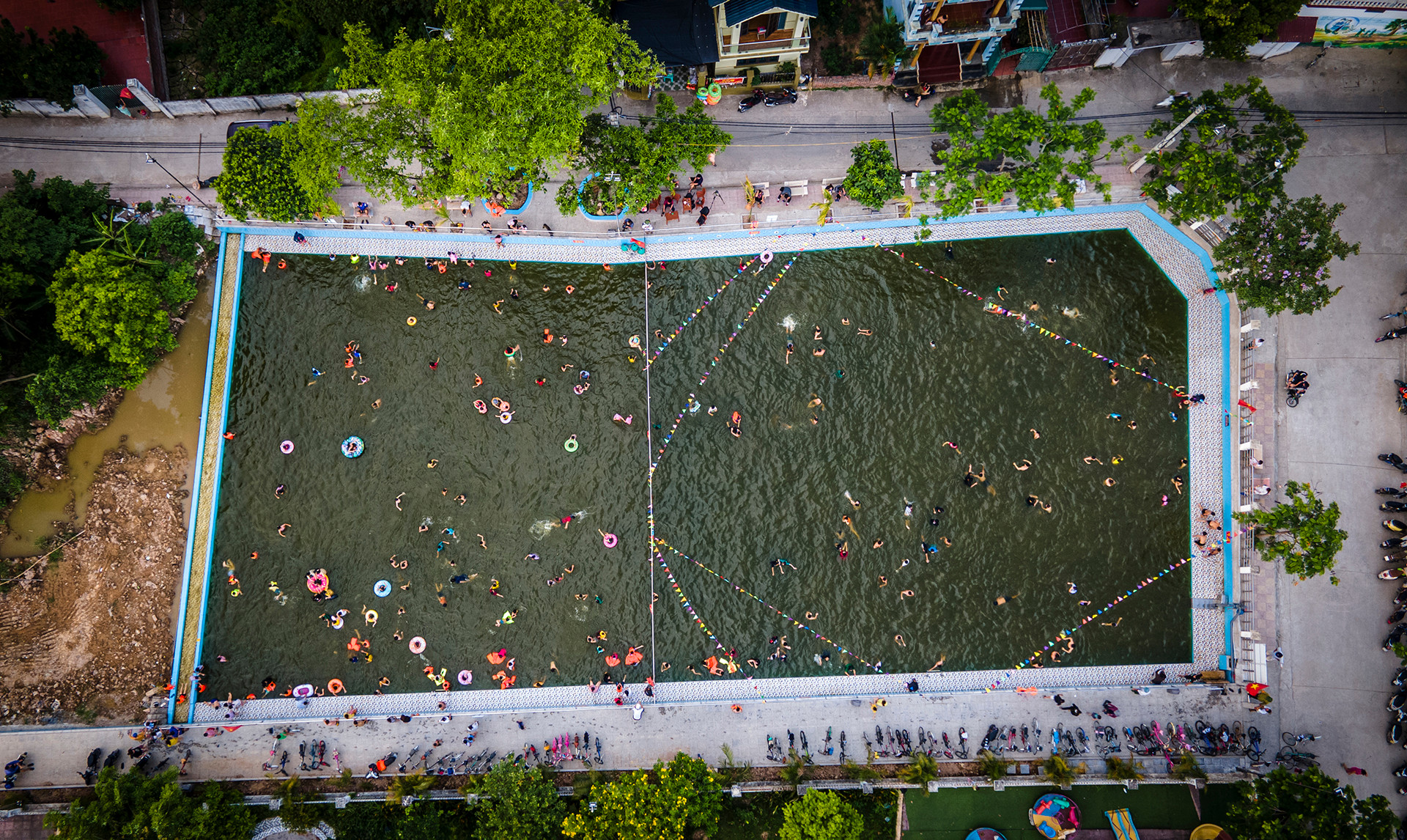 [Ảnh] Biến ao làng thành bể bơi miễn phí cho trẻ ảnh 1