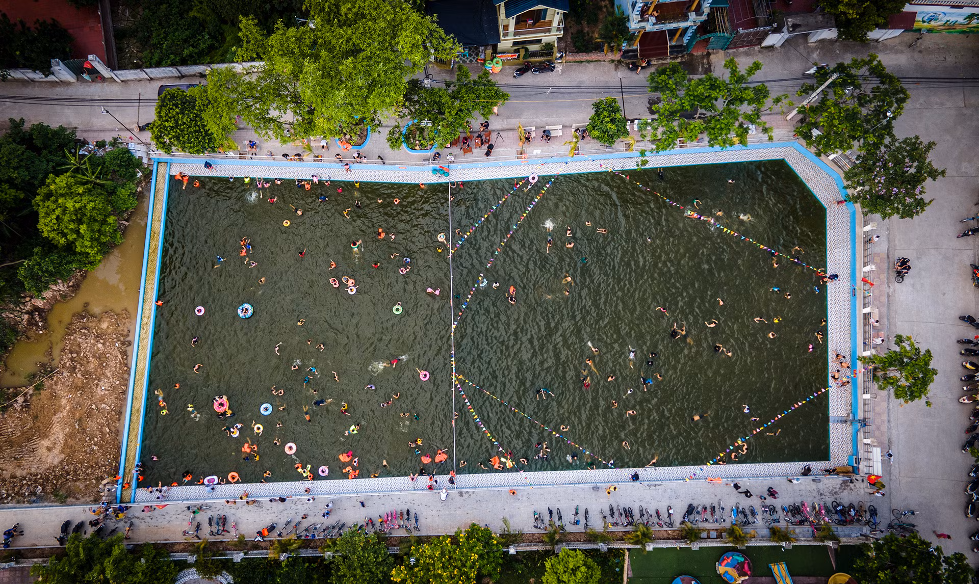 [Ảnh] Biến ao làng thành bể bơi miễn phí cho trẻ ảnh 1