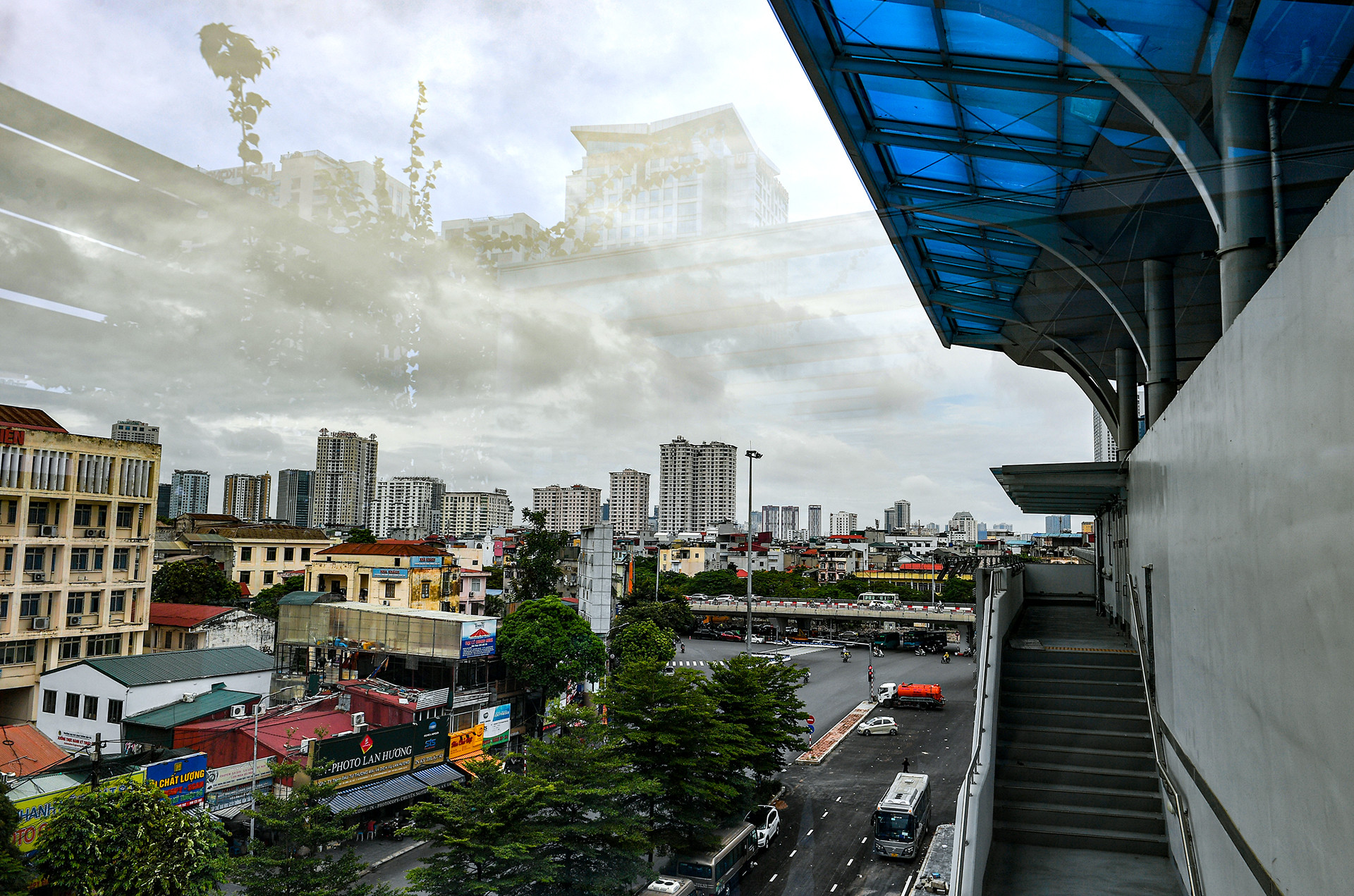 Hành khách có thể tiếp cận nhà ga trên cao bởi 4 lối lên xuống từ 4 hướng trên vỉa hè ở hai bên đường. Hệ thống thang bộ, thang cuốn và thang máy tiện lợi cho cả người khuyết tật, người cao tuổi, phụ nữ mang thai và trẻ em.