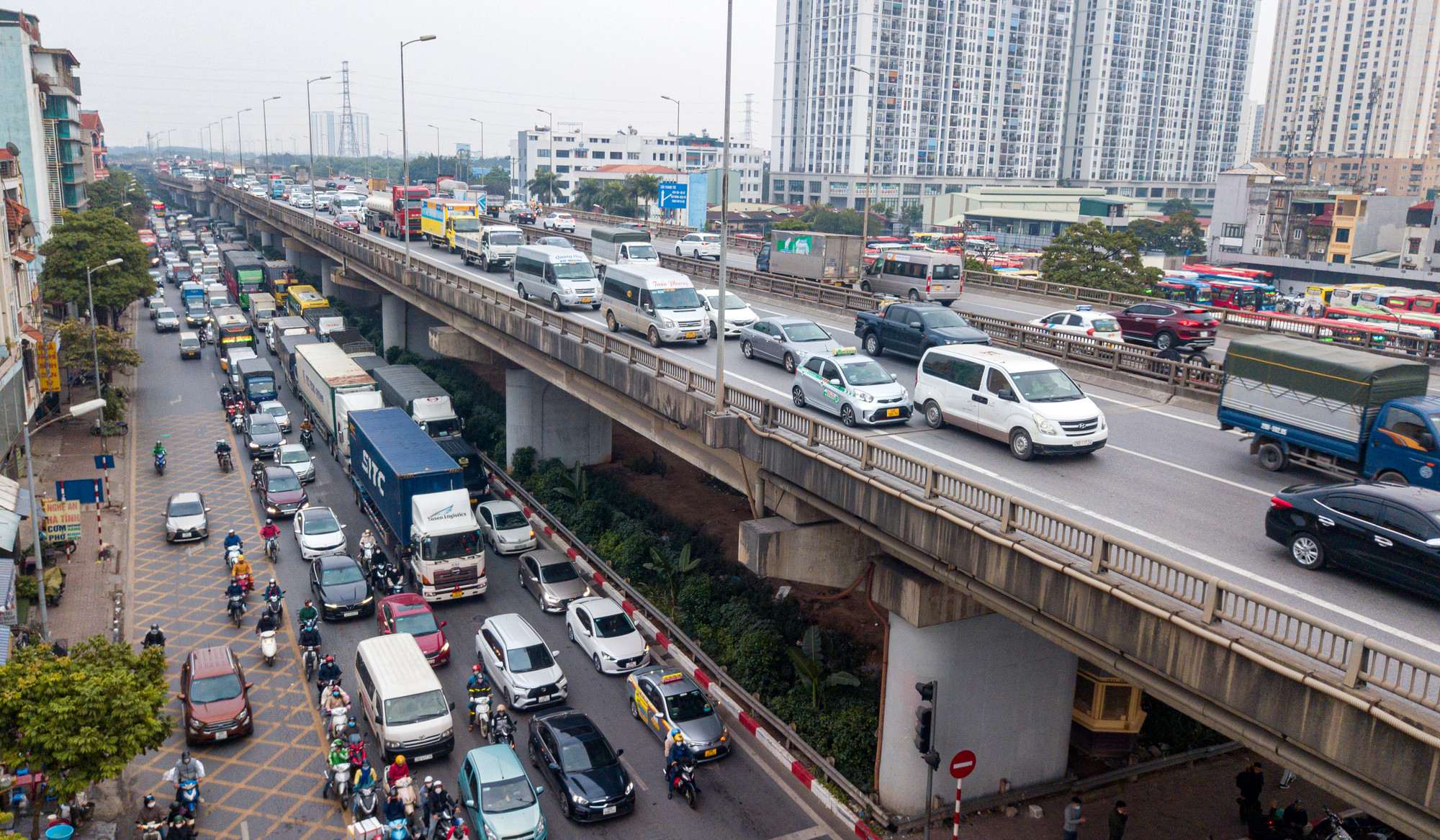 [Ảnh] Các cửa ô, bến xe nhộn nhịp dòng người rời Thủ đô về quê đón Tết ảnh 11