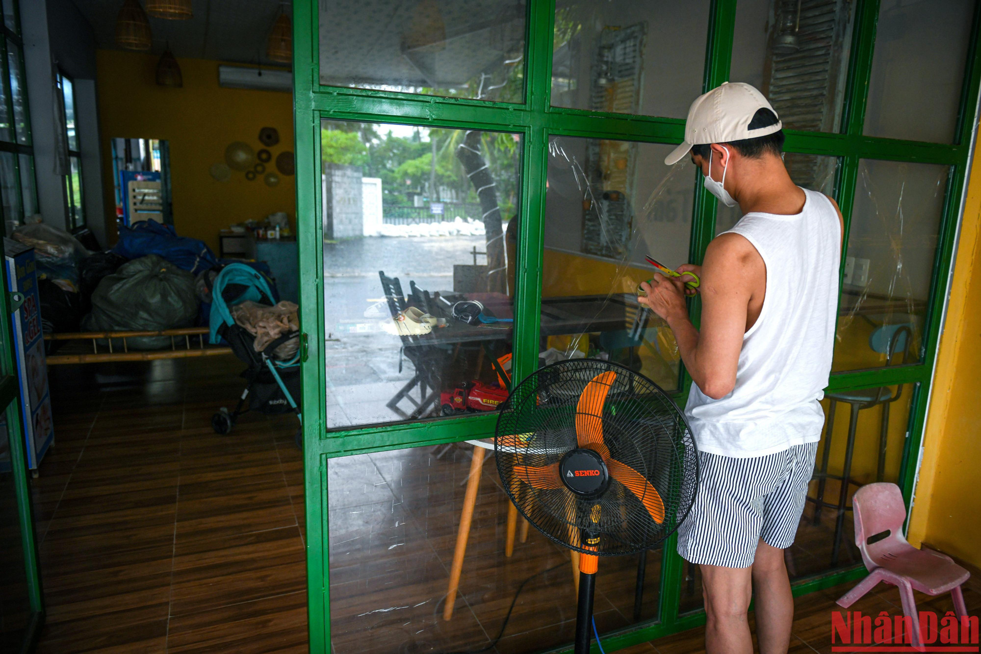 Các gia đình có cửa kính dùng đủ mọi cách để gia cố, họ dán băng dính rồi đóng nẹp tôn để tránh bão.