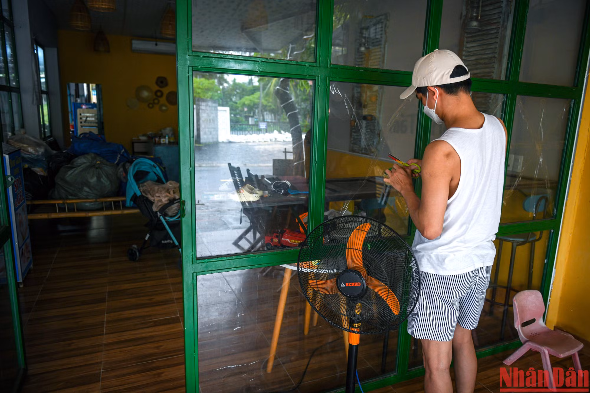Các gia đình có cửa kính dùng đủ mọi cách để gia cố, họ dán băng dính rồi đóng nẹp tôn để tránh bão.