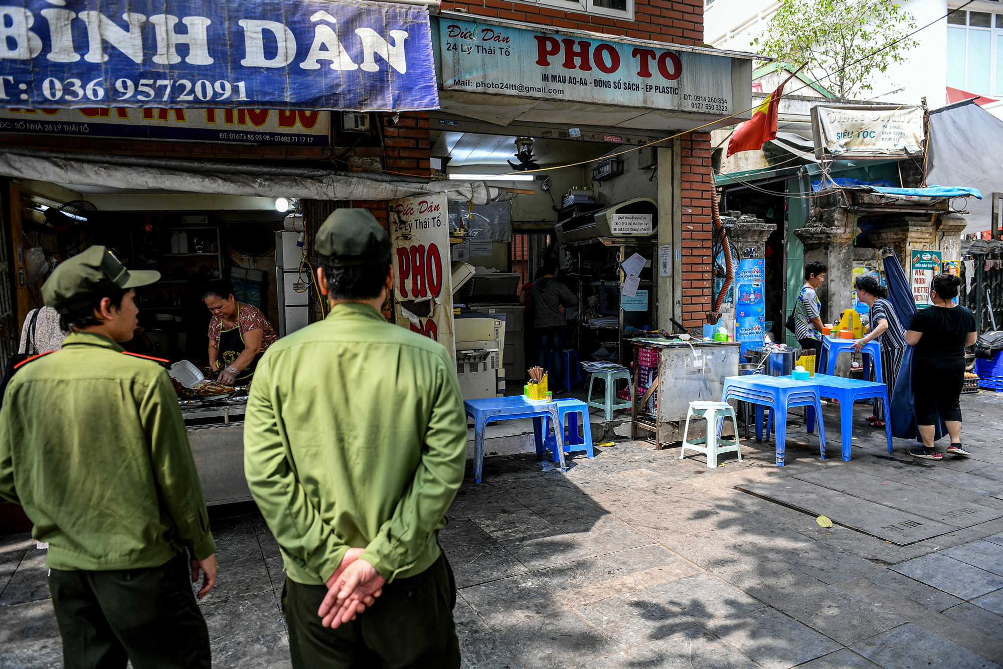 [Ảnh] Hà Nội kiểm tra, xử lý tình trạng lấn chiếm vỉa hè, lòng đường ảnh 10