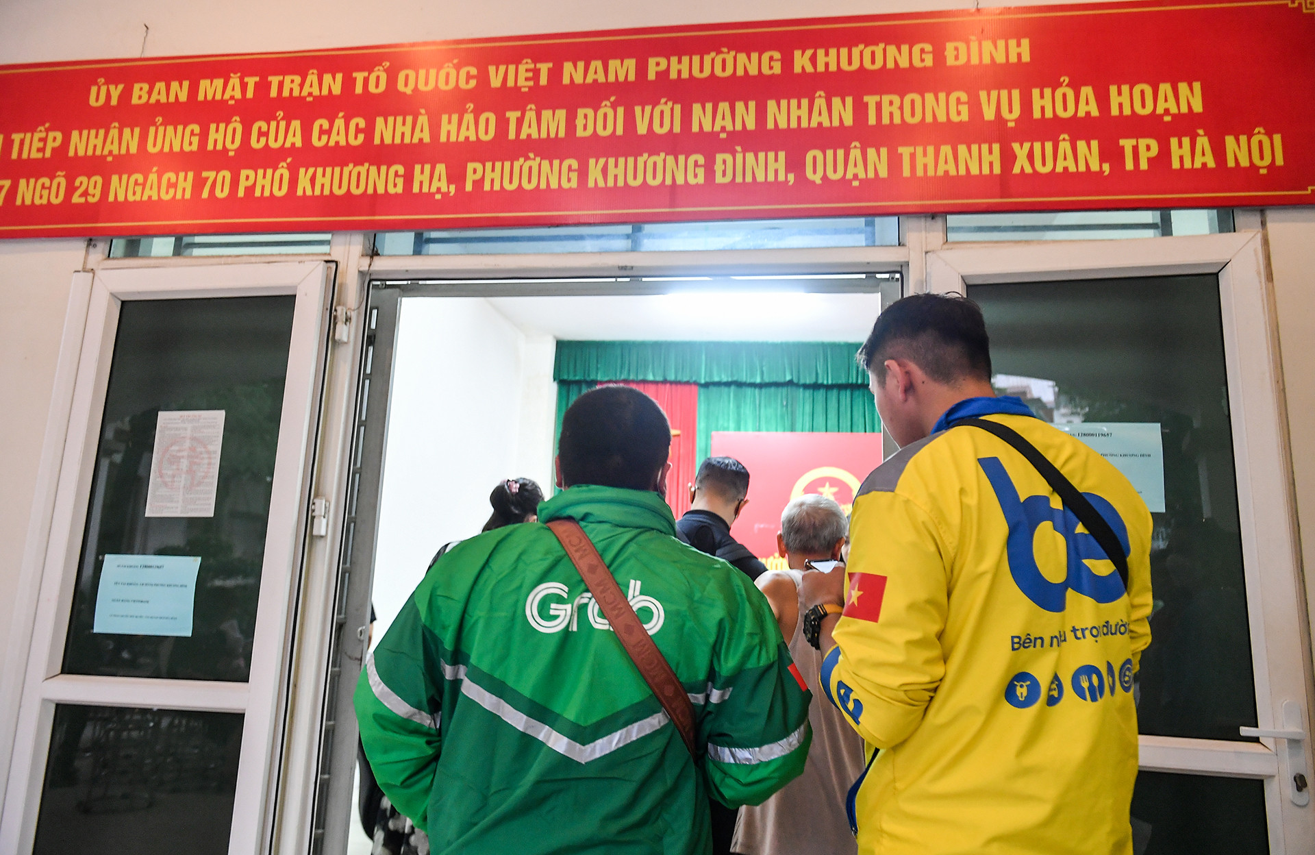 Anh Nguyễn Gia Viển là xe ôm công nghệ đã dành hơn 1 triệu đồng ủng hộ các nạn nhân gặp nạn trong vụ cháy chung cư mini 37 ngách 27/90 phố Khương Hạ.