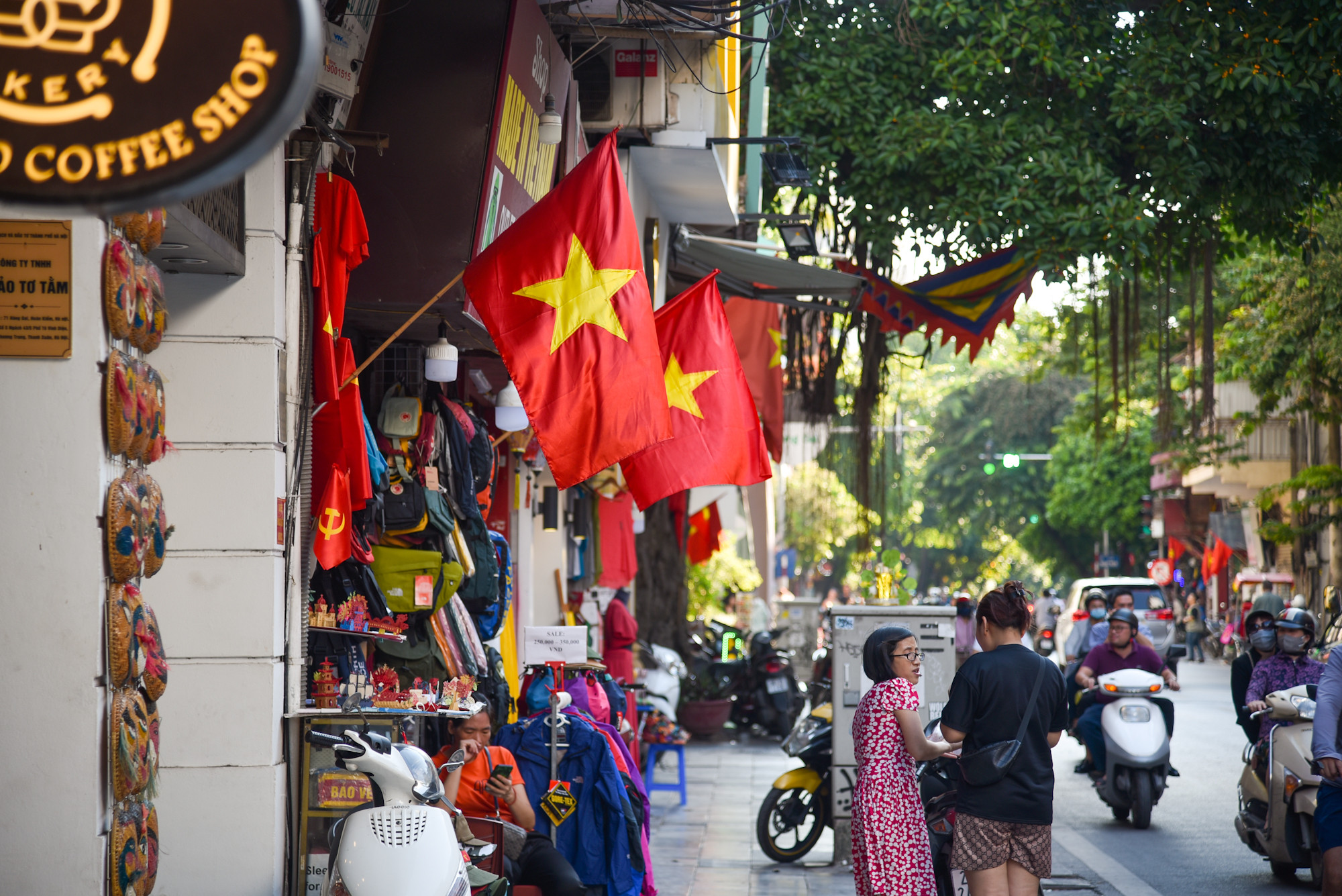 [Ảnh] Đường phố Hà Nội rực rỡ cờ hoa chào mừng ngày Quốc Khánh Việt Nam 2/9 ảnh 12