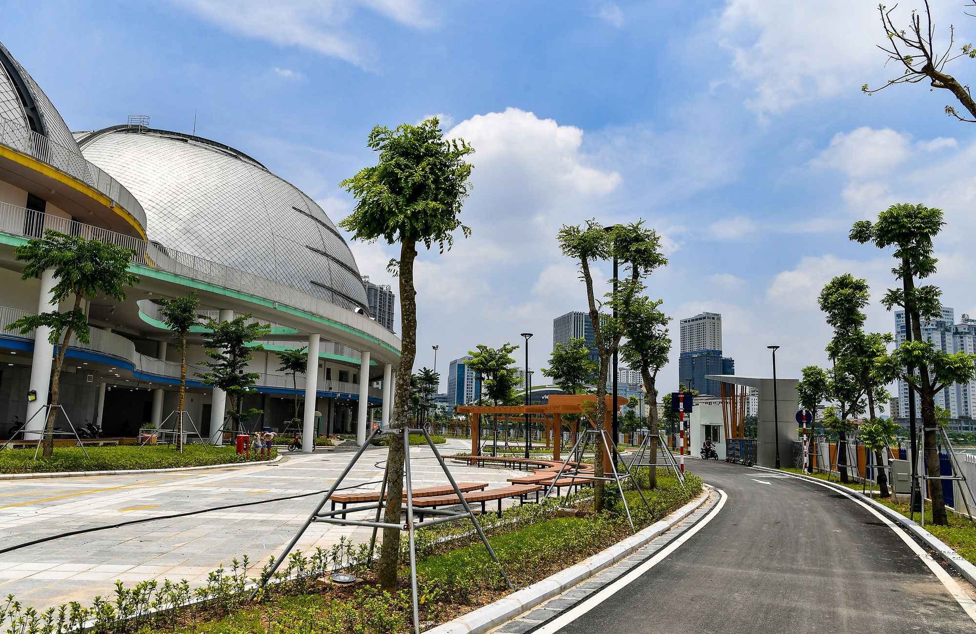 Các hạng mục bên ngoài đang được hoàn thiện, không gian xanh đã bắt đầu xuất hiện