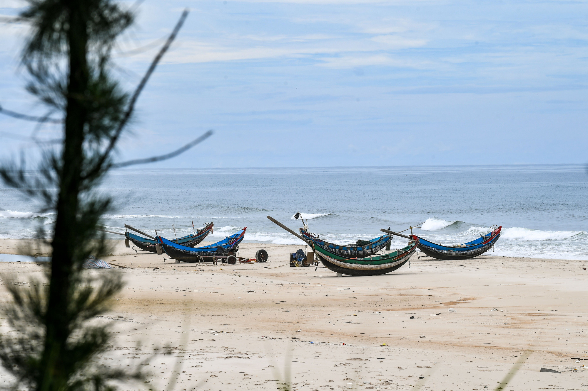 Mùa du lịch biển ở Vĩnh Thái thường bắt đầu từ cuối tháng 4 đến tháng 10 trong năm. Lượng du khách đến đây khá đông, trung bình 5.000 lượt khách/năm.