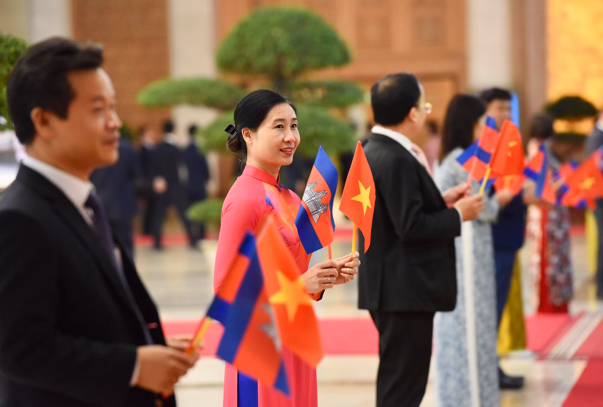 Người dân Thủ đô vẫy cờ chào đón Thủ tướng Vương quốc Campuchia Samdech Moha Bovor Thipadei Hun Manet cùng Đoàn đại biểu.