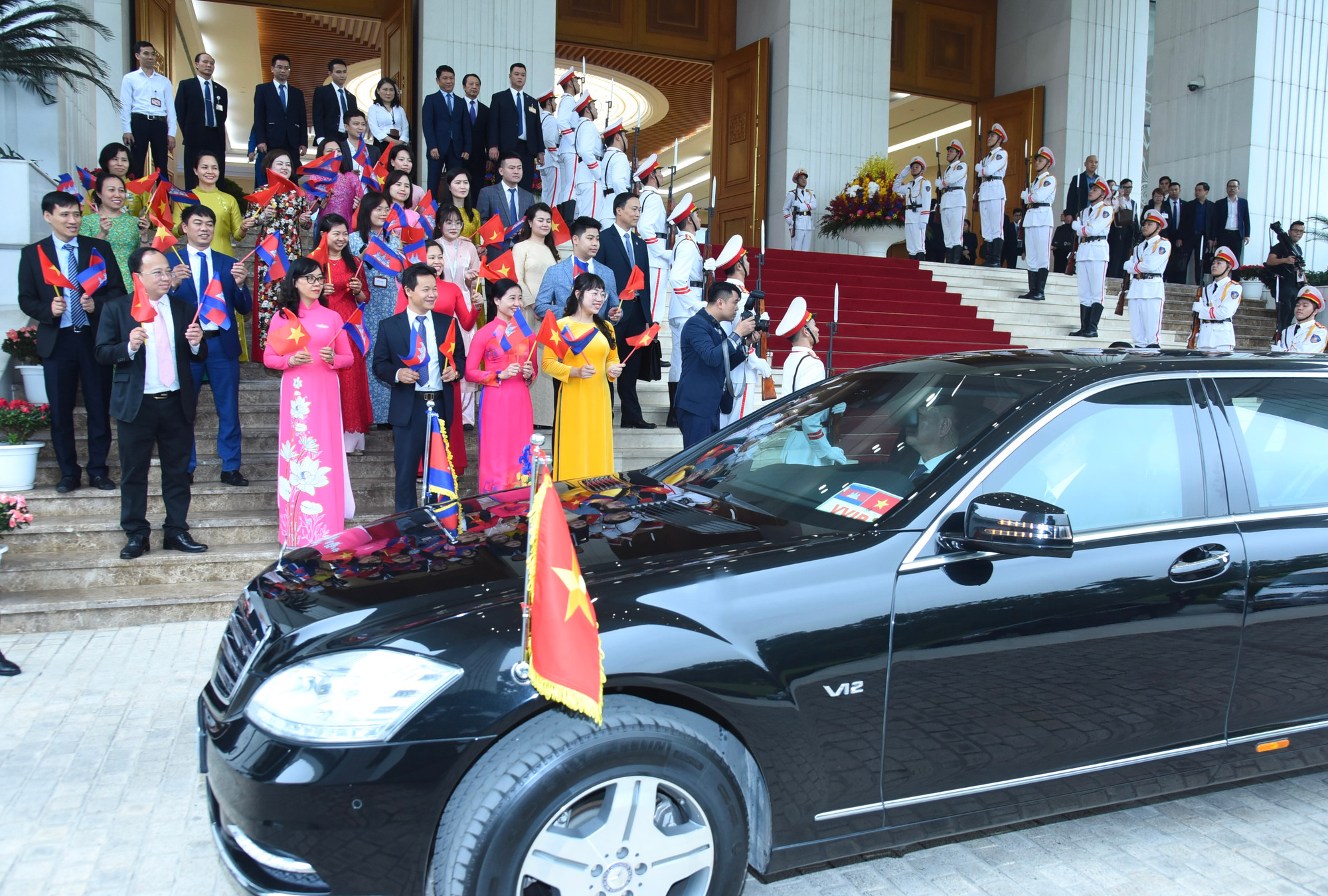 Đại diện người dân Thủ đô vẫy cờ chào đón Thủ tướng Vương quốc Campuchia Samdech Moha Bovor Thipadei Hun Manet cùng Đoàn đại biểu. Đại diện người dân Thủ đô vẫy cờ chào đón Thủ tướng Vương quốc Campuchia Samdech Moha Bovor Thipadei Hun Manet cùng Đoàn đại biểu.