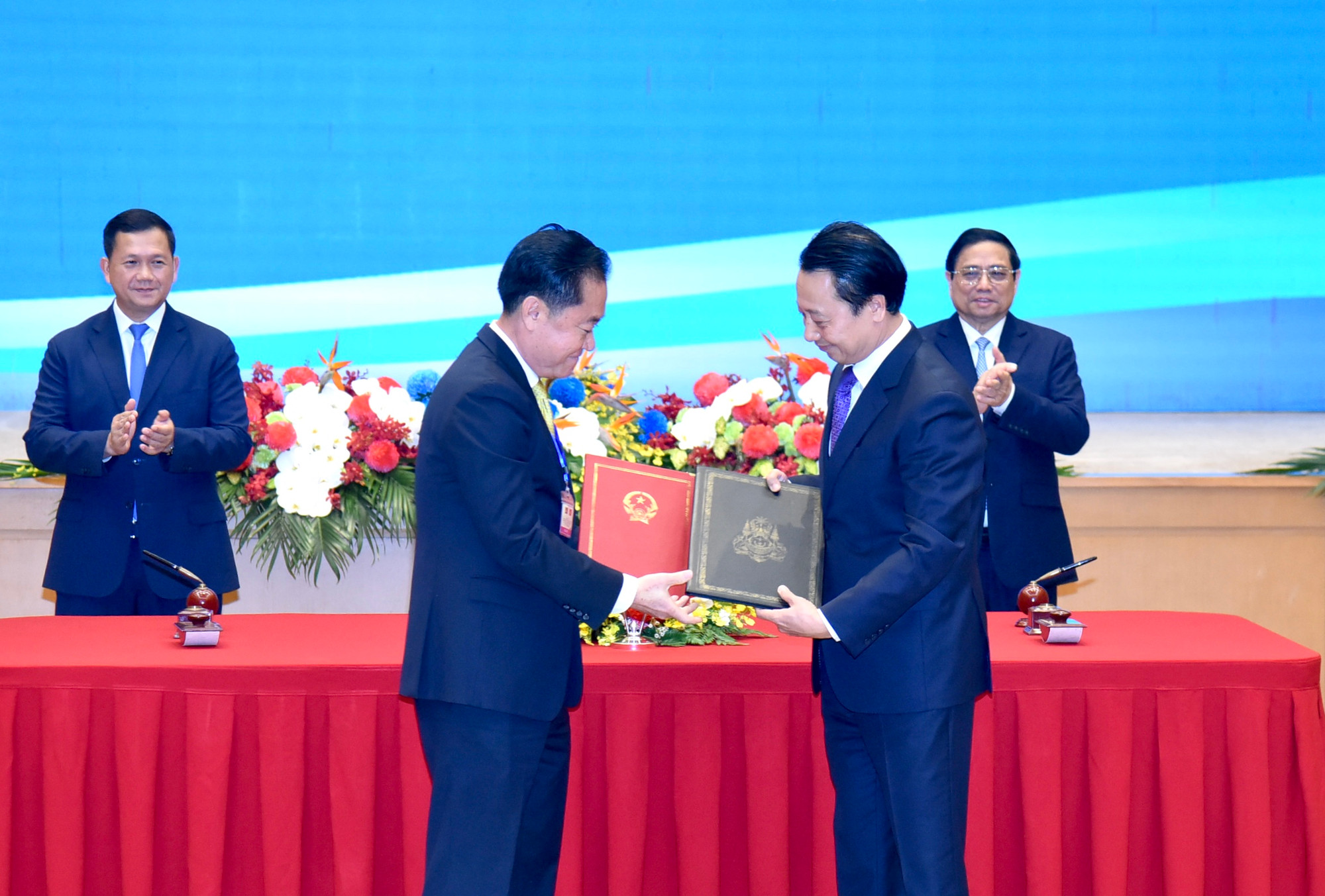 Thủ tướng Phạm Minh Chính và Thủ tướng Vương quốc Campuchia Samdech Moha Bovor Thipadei Hun Manet chứng kiến Lễ ký Bản ghi nhớ về hợp tác giữa Liên đoàn Thương mại và Công nghiệp Việt Nam với Phòng Thương mại Campuchia. Thủ tướng Phạm Minh Chính và Thủ tướng Vương quốc Campuchia Samdech Moha Bovor Thipadei Hun Manet chứng kiến Lễ ký Bản ghi nhớ về hợp tác giữa Liên đoàn Thương mại và Công nghiệp Việt Nam với Phòng Thương mại Campuchia.