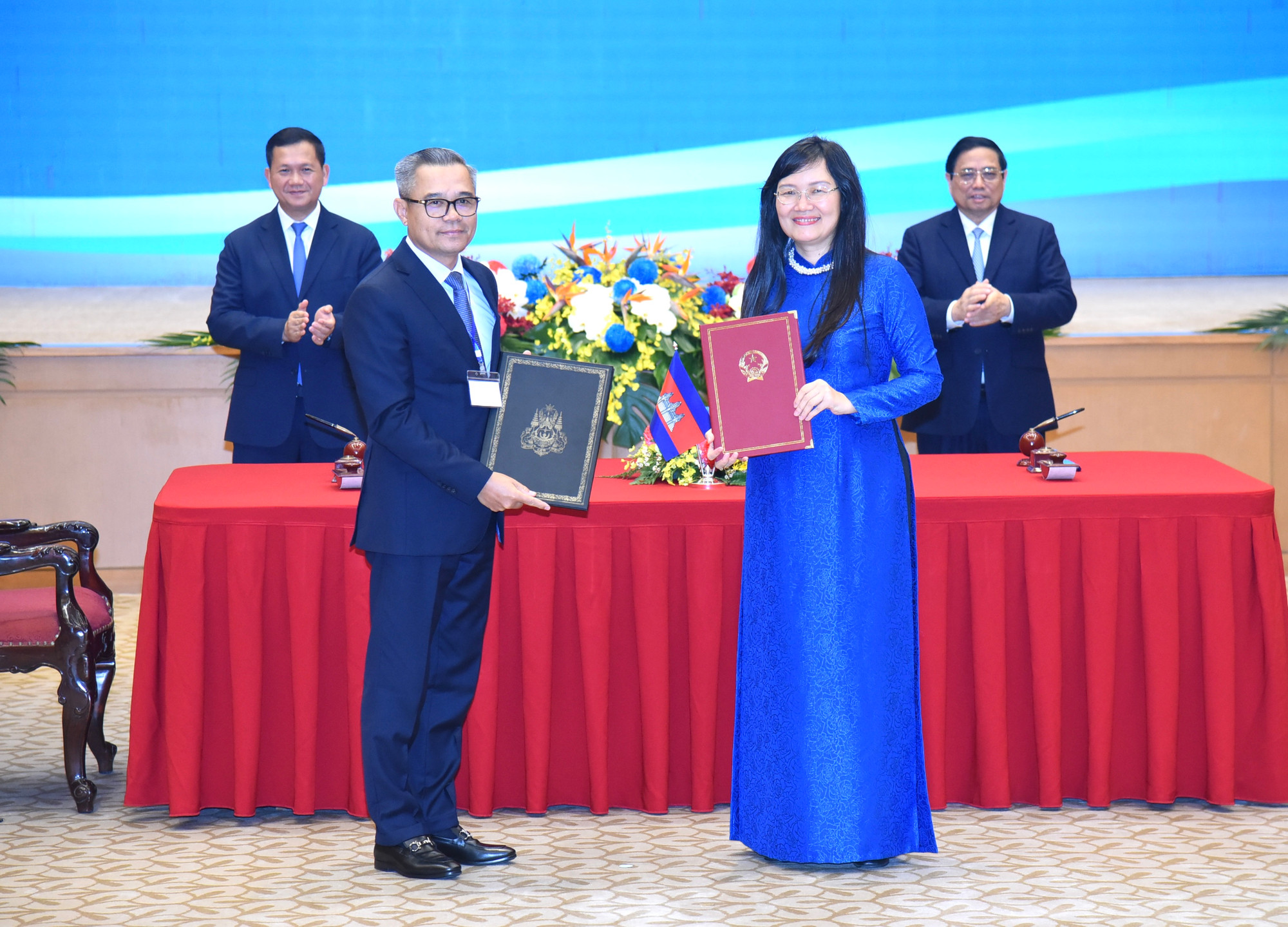 Thủ tướng Phạm Minh Chính và Thủ tướng Vương quốc Campuchia Samdech Moha Bovor Thipadei Hun Manet chứng kiến Lễ ký Bản ghi nhớ về hợp tác giữa Học viện Ngoại giao Việt Nam và Viện Ngoại giao, Quan hệ quốc tế Campuchia. Thủ tướng Phạm Minh Chính và Thủ tướng Vương quốc Campuchia Samdech Moha Bovor Thipadei Hun Manet chứng kiến Lễ ký Bản ghi nhớ về hợp tác giữa Học viện Ngoại giao Việt Nam và Viện Ngoại giao, Quan hệ quốc tế Campuchia.