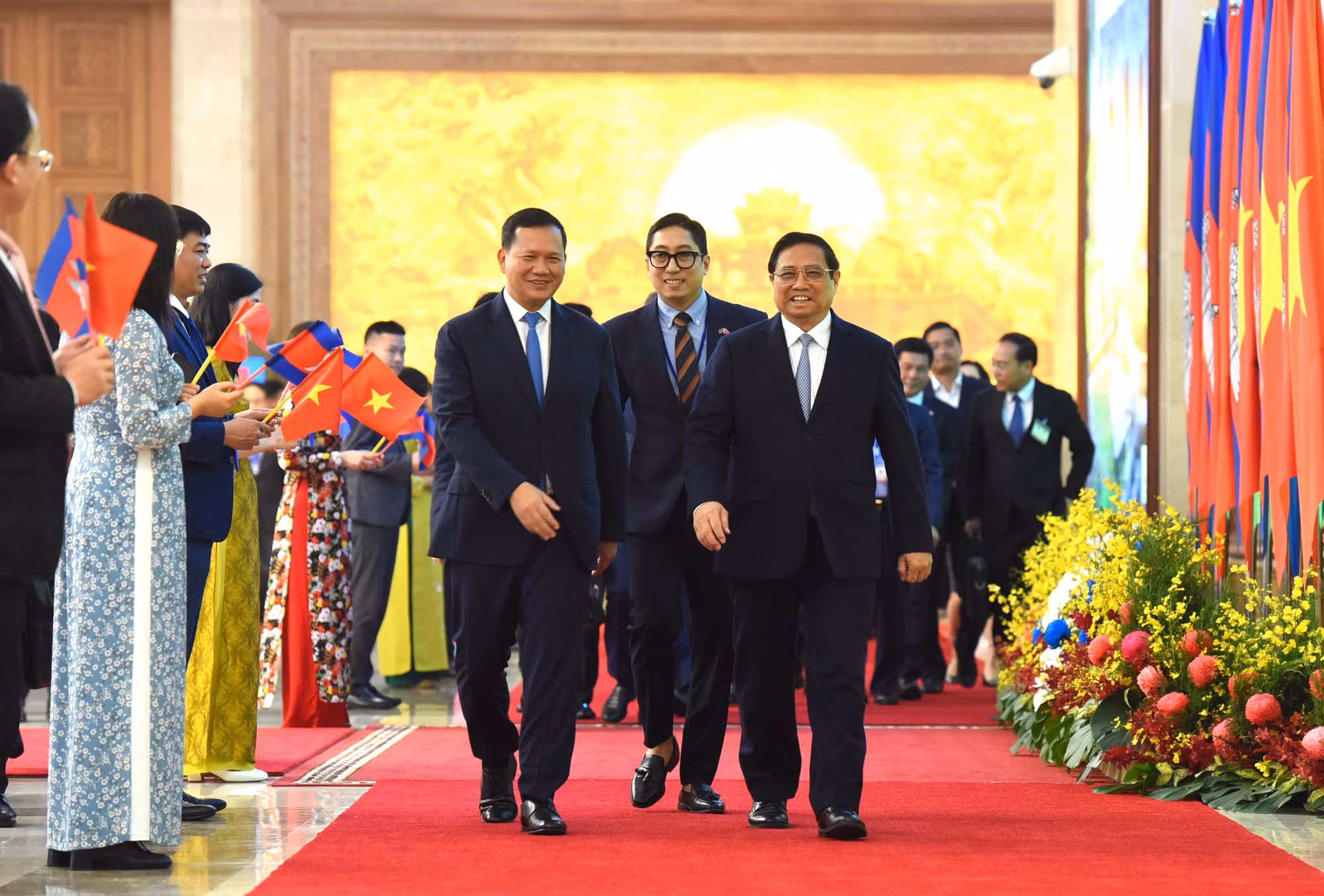 Thủ tướng Phạm Minh Chính và Thủ tướng Vương quốc Campuchia Samdech Moha Bovor Thipadei Hun Manet đến dự Lễ ký, trao văn kiện hợp tác.