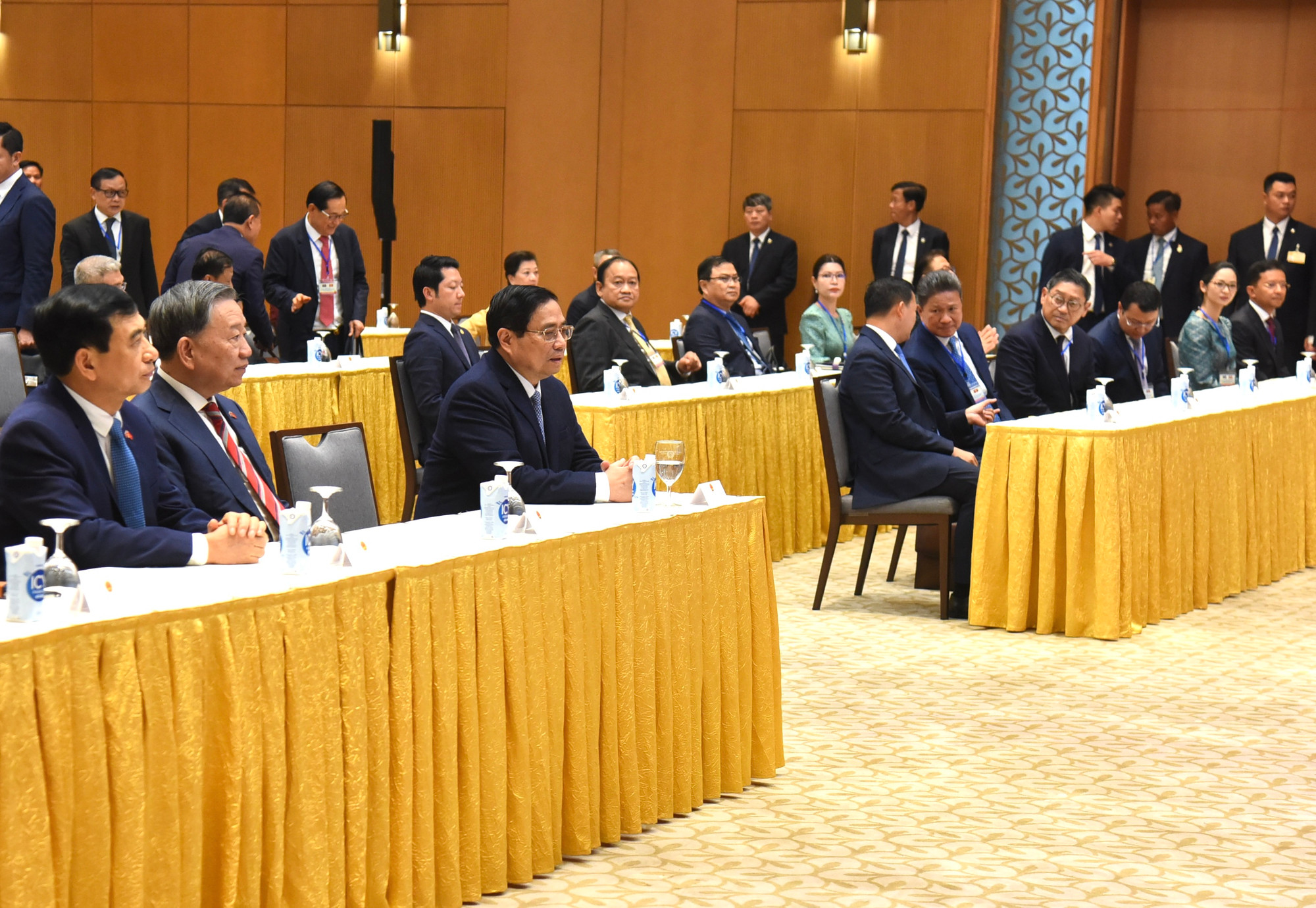 Các đại biểu tham dự và chứng kiến Lễ ký, trao văn kiện hợp tác giữa hai nước. Các đại biểu tham dự và chứng kiến Lễ ký, trao văn kiện hợp tác giữa hai nước.