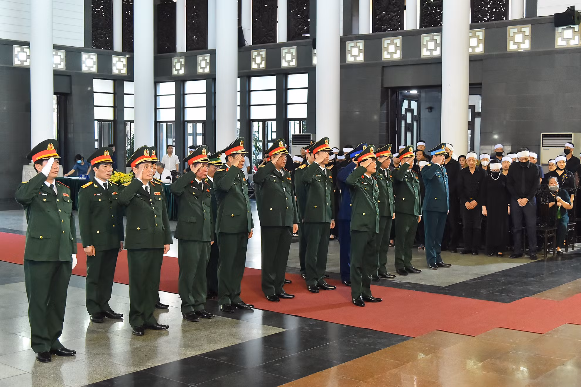 Đoàn Quân ủy Trung ương, Bộ Quốc phòng vào viếng đồng chí Nguyễn Khánh.