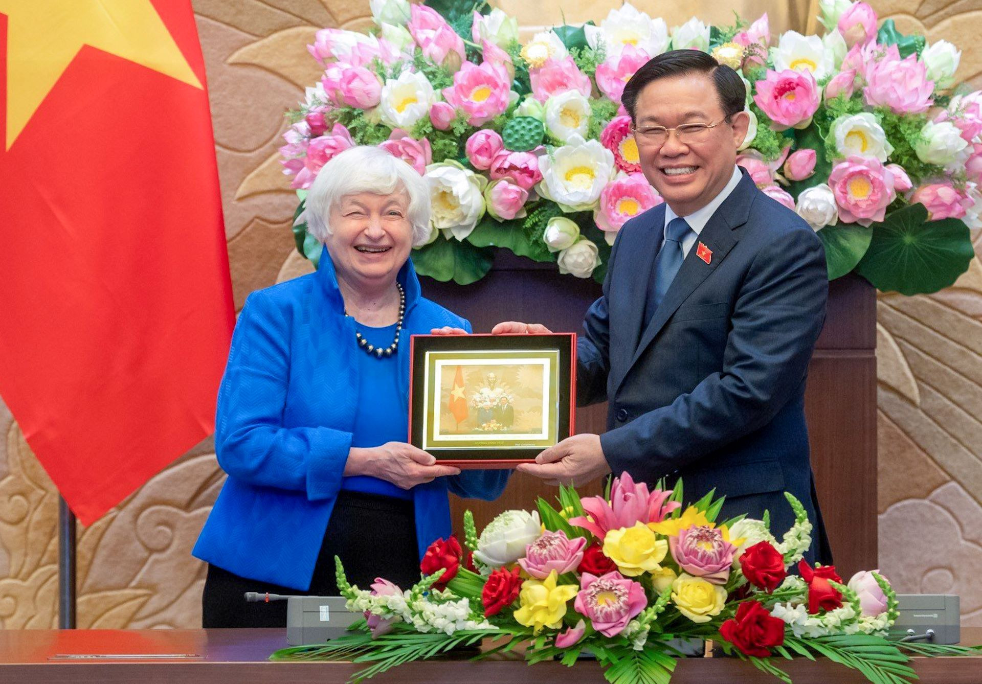 Chủ tịch Quốc hội Vương Đình Huệ tặng quà lưu niệm cho Bộ trưởng Tài chính Hoa Kỳ.