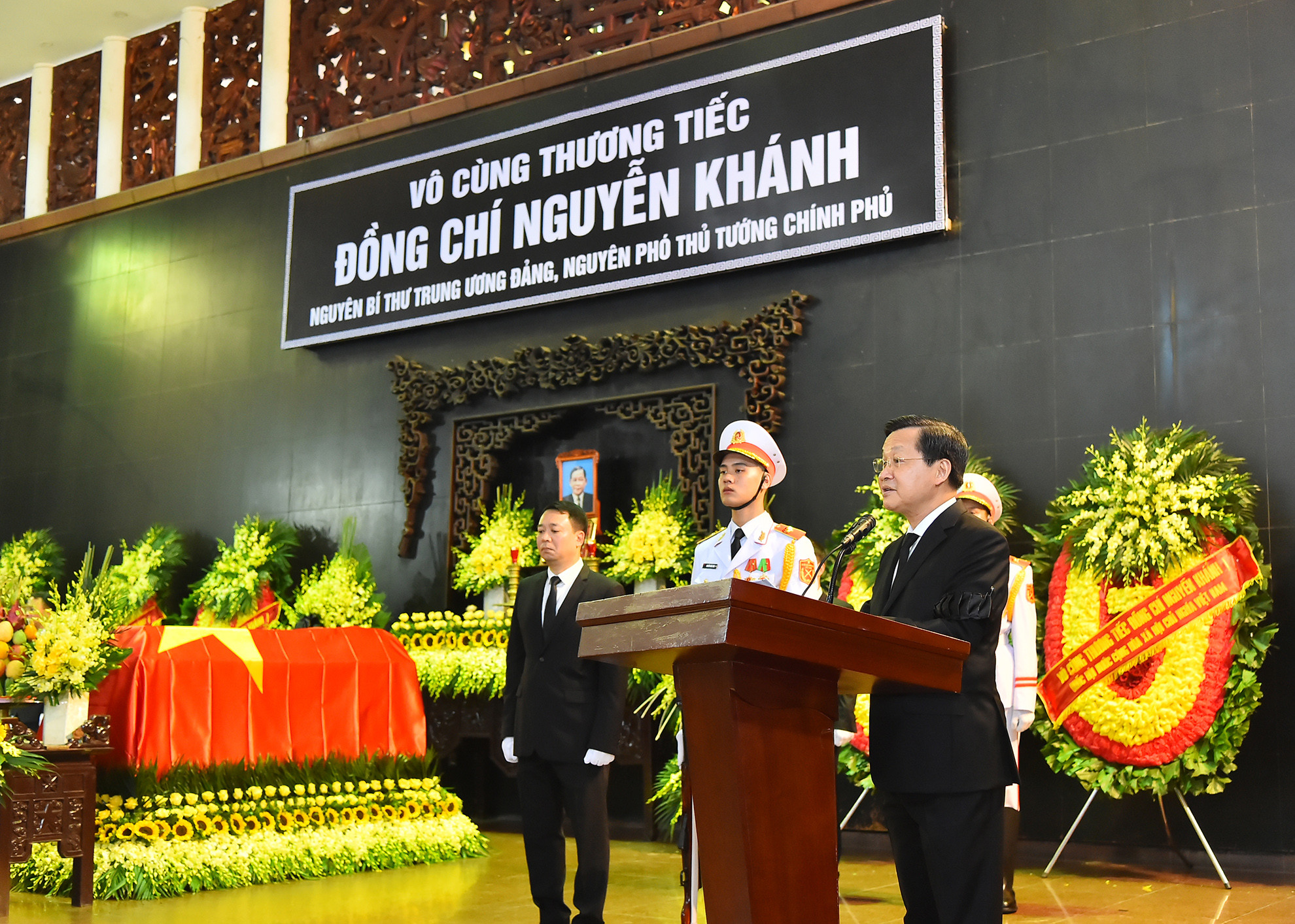 Đồng chí Lê Minh Khái, Bí thư Trung ương Đảng, Phó Thủ tướng Chính phủ, Trưởng Ban Lễ tang đọc điếu văn tại lễ truy điệu đồng chí Nguyễn Khánh.