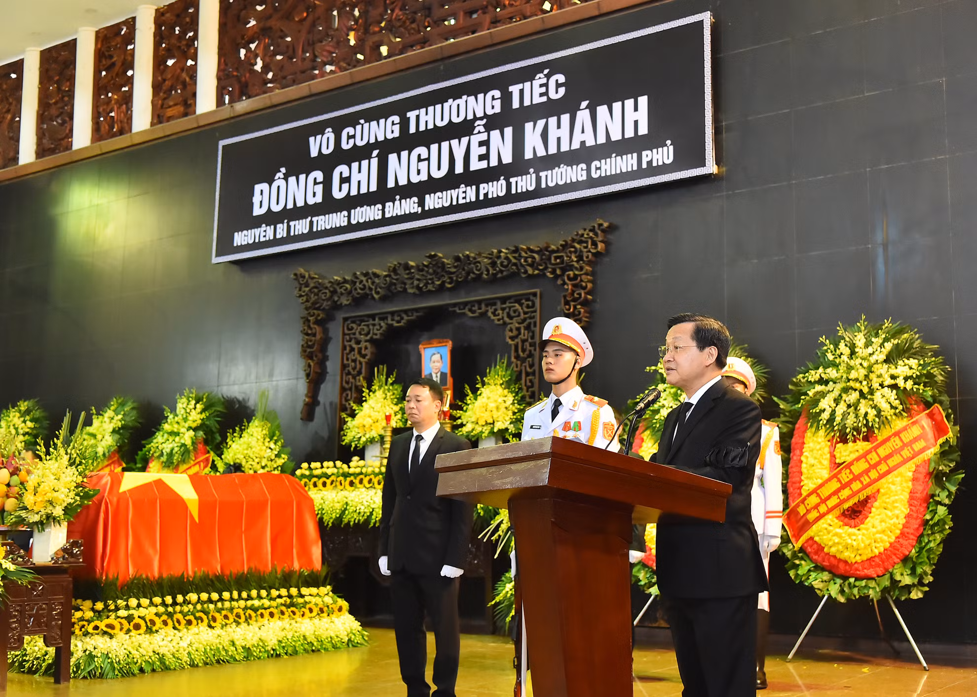 Đồng chí Lê Minh Khái, Bí thư Trung ương Đảng, Phó Thủ tướng Chính phủ, Trưởng Ban Lễ tang đọc điếu văn tại lễ truy điệu đồng chí Nguyễn Khánh.