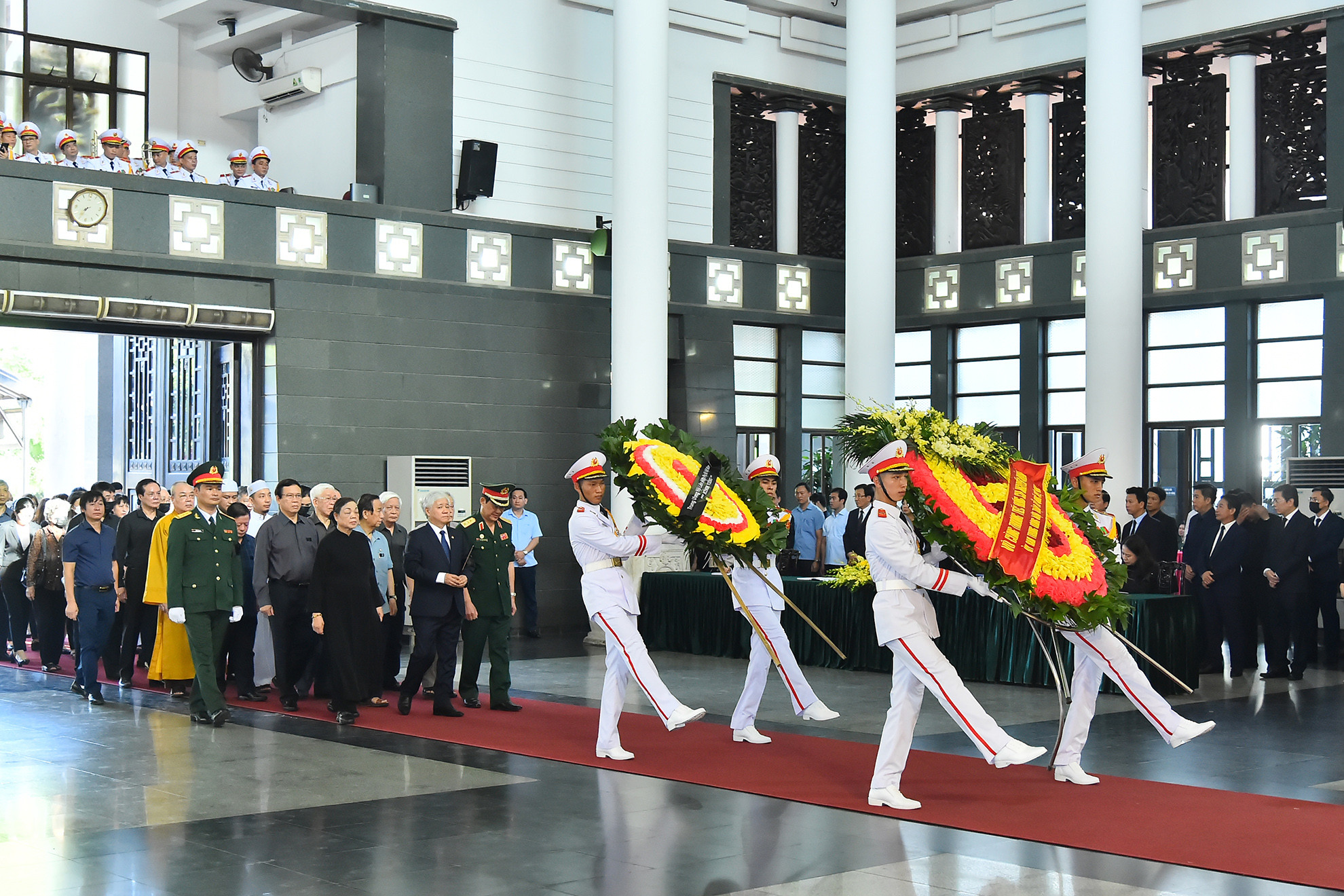 Đoàn Ủy ban Trung ương Mặt trận Tổ quốc Việt Nam do đồng chí Đỗ Văn Chiến, Bí thư Trung ương Đảng, Chủ tịch Ủy ban Trung ương Mặt trận Tổ quốc Việt Nam làm Trưởng đoàn vào viếng đồng chí Nguyễn Khánh.