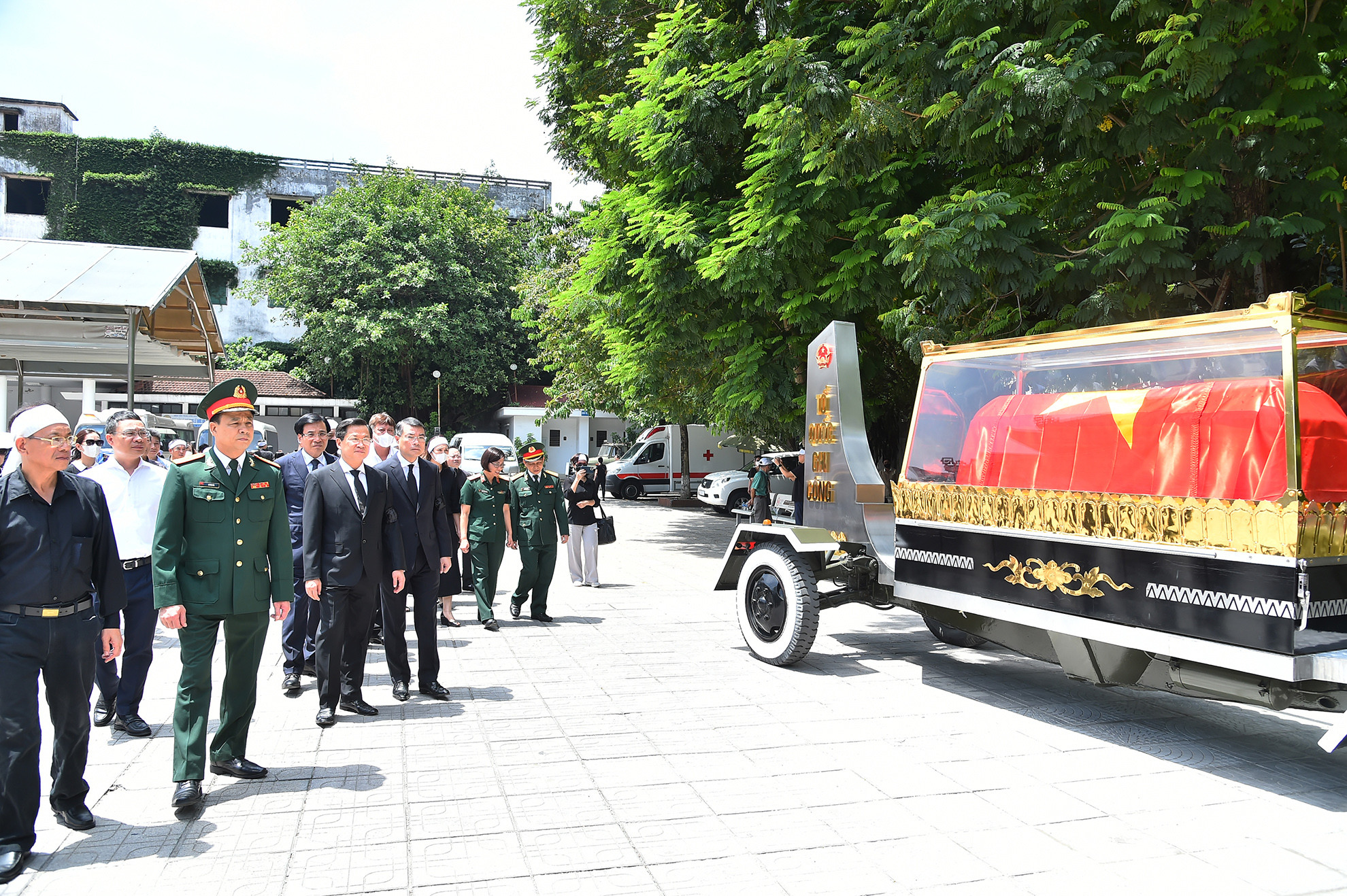 Các đồng chí lãnh đạo, nguyên lãnh đạo Đảng, Nhà nước cùng thân nhân và gia quyến tiễn đưa đồng chí Nguyễn Khánh về nơi an nghỉ cuối cùng.