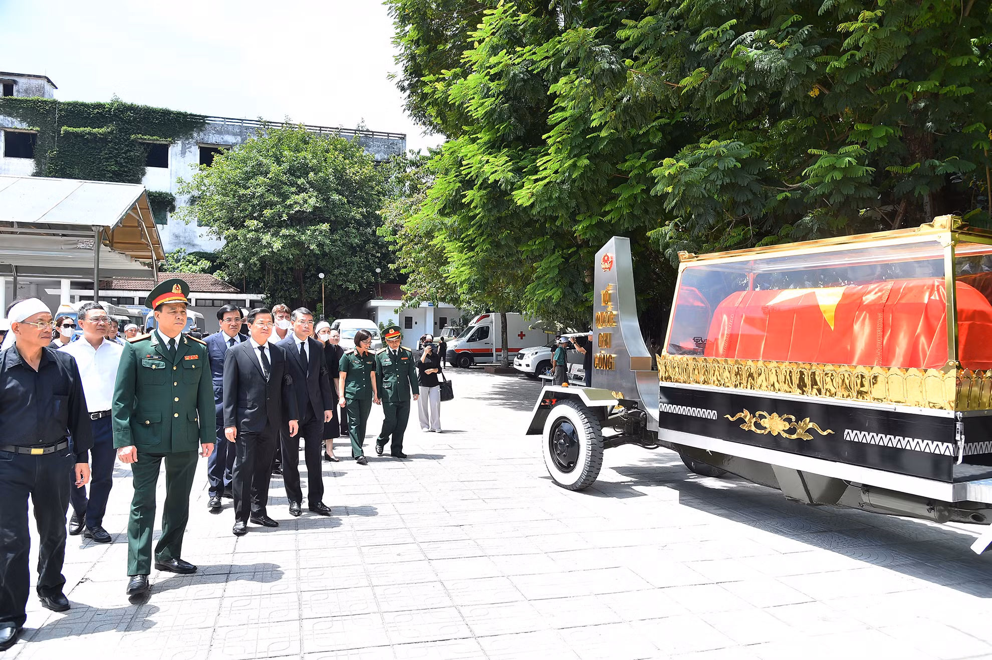 Các đồng chí lãnh đạo, nguyên lãnh đạo Đảng, Nhà nước cùng thân nhân và gia quyến tiễn đưa đồng chí Nguyễn Khánh về nơi an nghỉ cuối cùng.