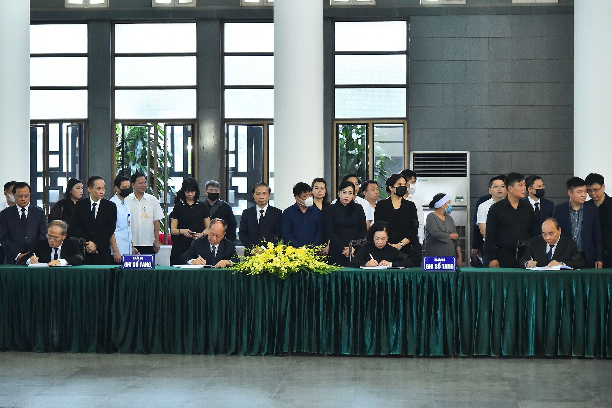 Các đồng chí lãnh đạo, nguyên lãnh đạo Đảng, Nhà nước ghi sổ tang tưởng nhớ đồng chí Nguyễn Khánh tại lễ viếng.