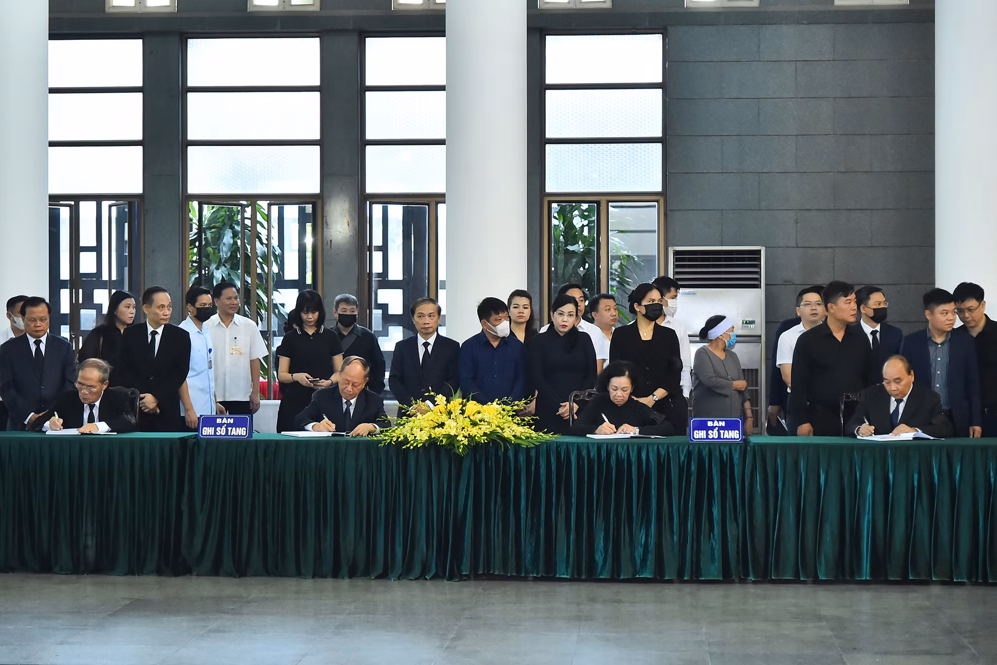 Các đồng chí lãnh đạo, nguyên lãnh đạo Đảng, Nhà nước ghi sổ tang tưởng nhớ đồng chí Nguyễn Khánh tại lễ viếng.