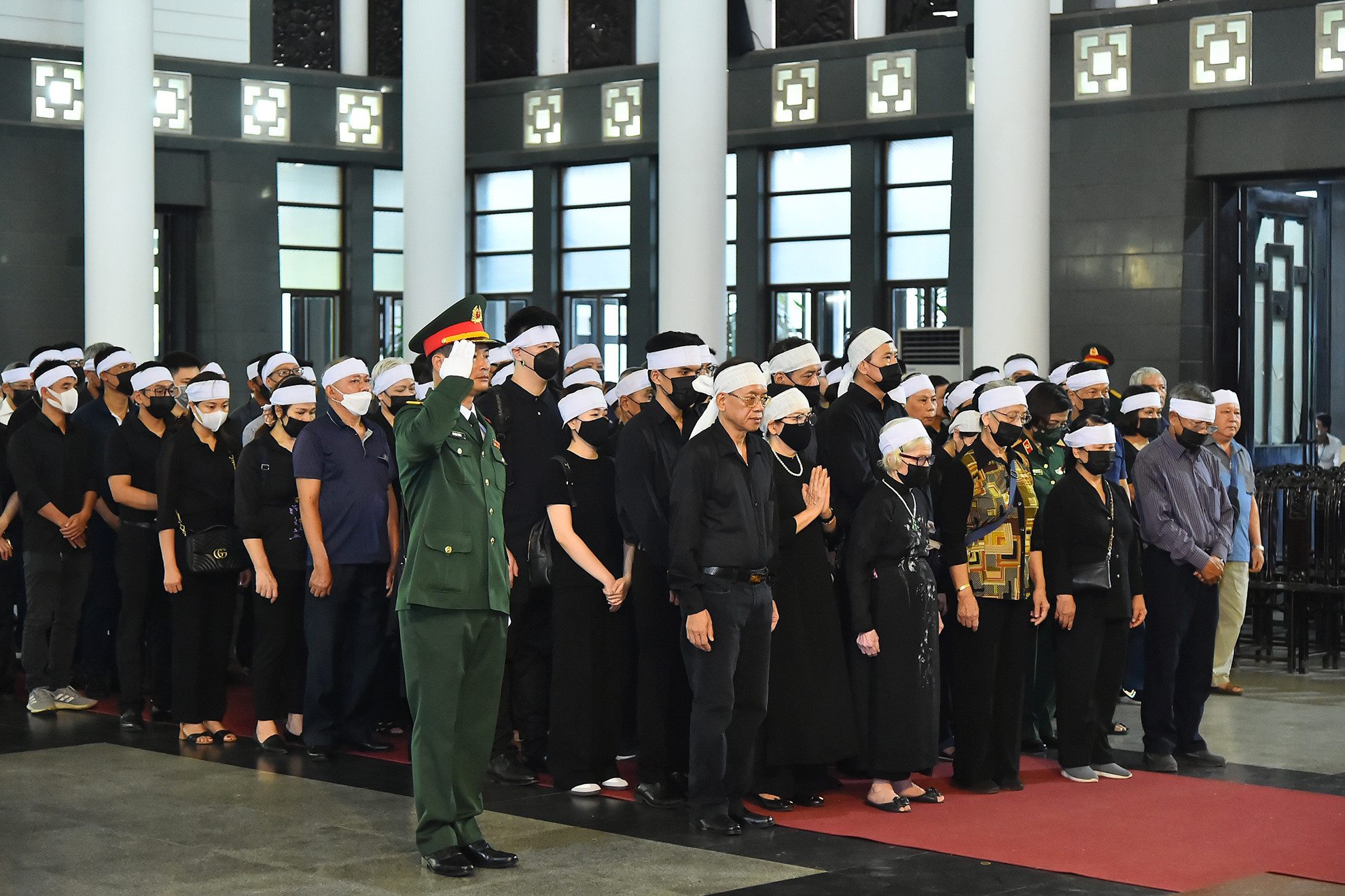 Thân nhân và gia quyến viếng, tưởng nhớ đồng chí Nguyễn Khánh tại lễ tang.