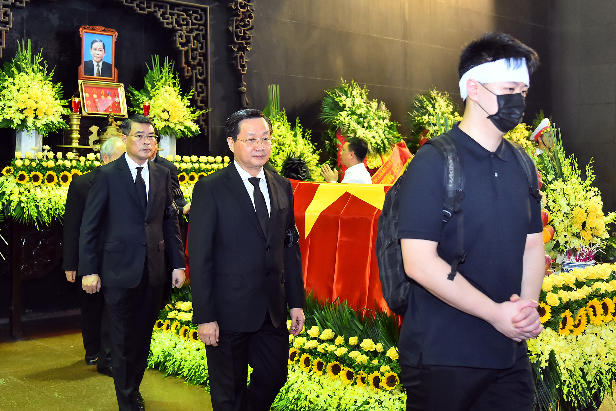 Các đồng chí lãnh đạo, nguyên lãnh đạo Đảng, Nhà nước cùng thân nhân và gia quyến tiễn biệt đồng chí Nguyễn Khánh lần cuối.