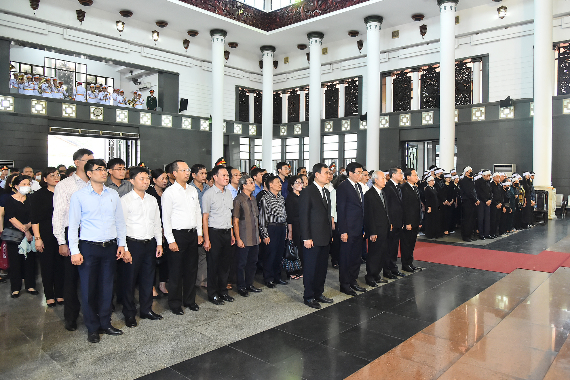 Các đồng chí lãnh đạo, nguyên lãnh đạo Đảng và Nhà nước cùng thân nhân, gia quyến đồng chí Nguyễn Khánh tại lễ truy điệu.