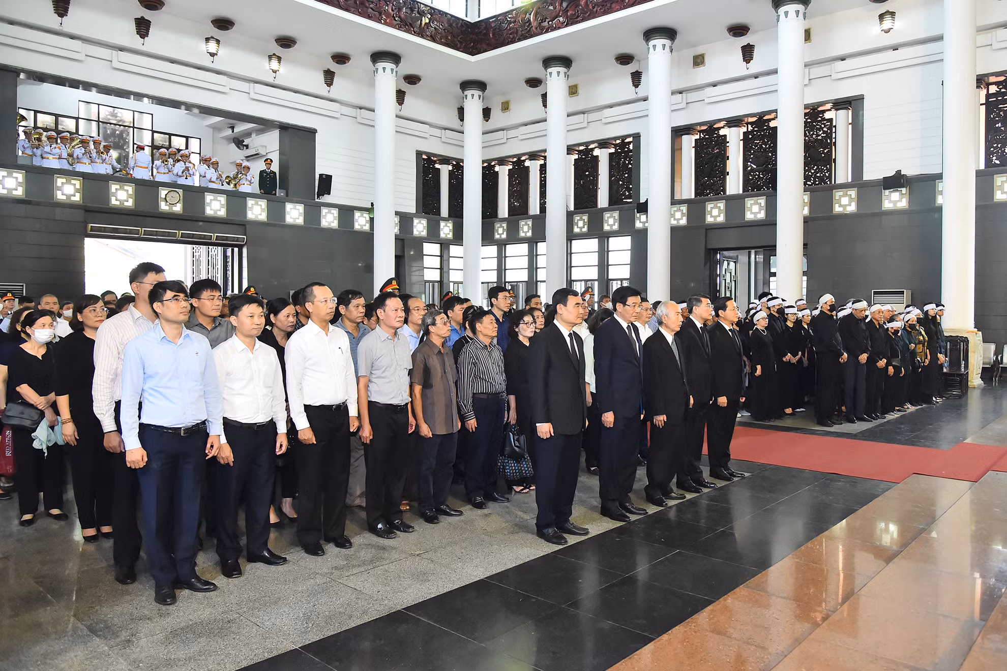 Các đồng chí lãnh đạo, nguyên lãnh đạo Đảng và Nhà nước cùng thân nhân, gia quyến đồng chí Nguyễn Khánh tại lễ truy điệu.