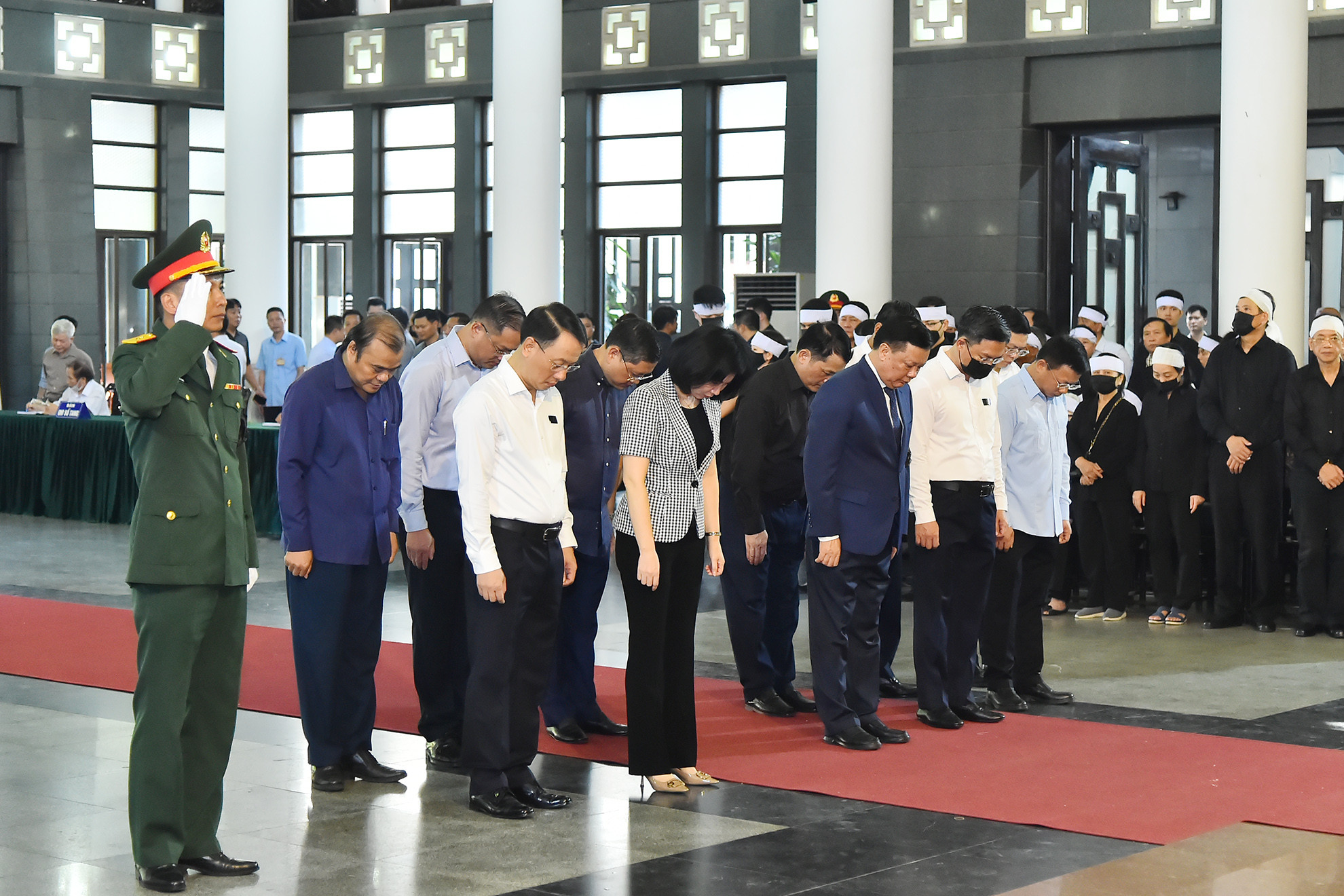 Đoàn Thành ủy, Hội đồng nhân dân, Ủy ban nhân dân, Ủy ban Mặt trận Tổ quốc Việt Nam Thành phố Hà Nội do đồng chí Đinh Tiến Dũng, Ủy viên Bộ Chính trị, Bí thư Thành ủy dẫn đầu vào viếng đồng chí Nguyễn Khánh.