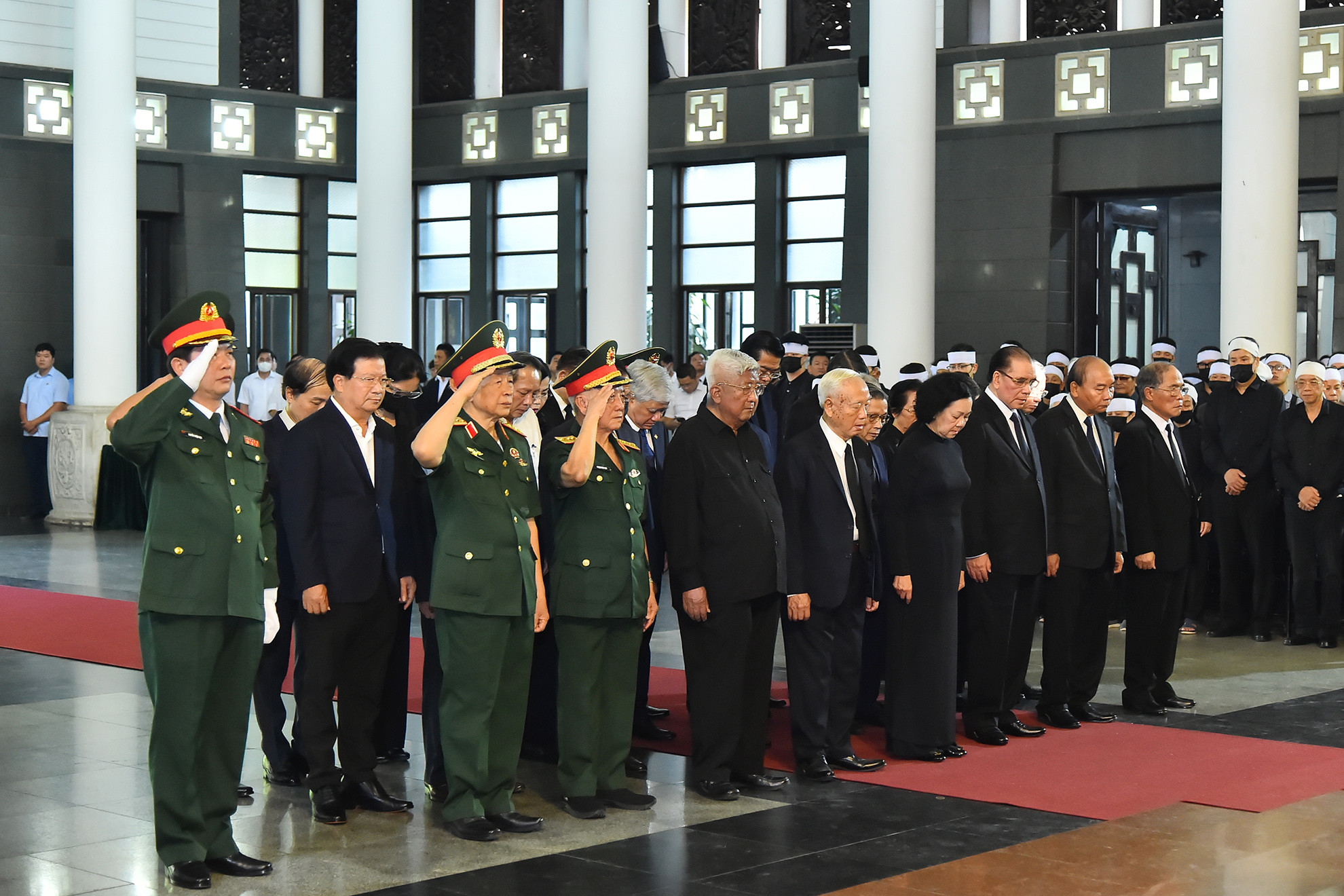 Các đồng chí lãnh đạo, nguyên lãnh đạo Đảng, Nhà nước viếng đồng chí Nguyễn Khánh.