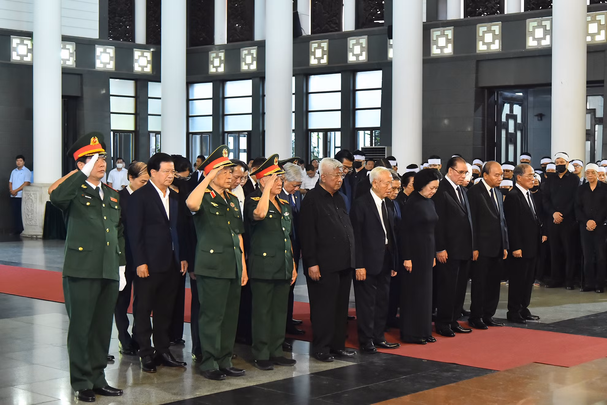 Các đồng chí lãnh đạo, nguyên lãnh đạo Đảng, Nhà nước viếng đồng chí Nguyễn Khánh.
