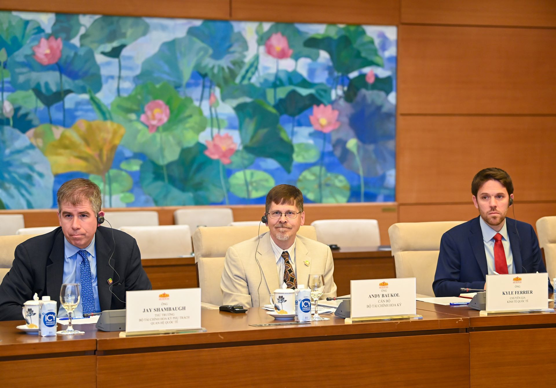 Các thành viên tháp tùng Bộ trưởng Tài chính Hoa Kỳ dự buổi tiếp.